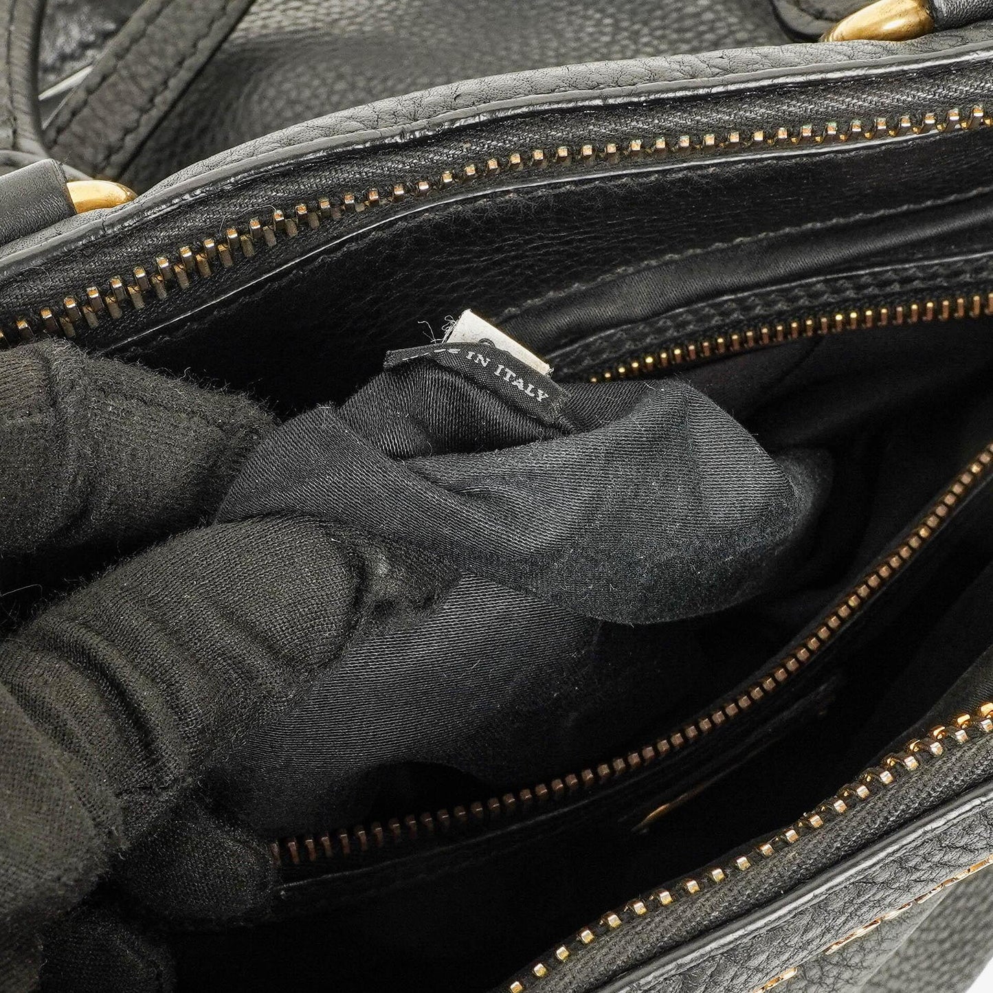 Miu Miu Vitello Caribu Tragetasche aus schwarzem Leder