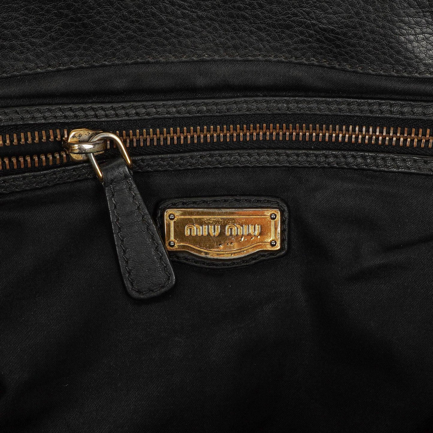 Miu Miu Vitello Caribu Tragetasche aus schwarzem Leder