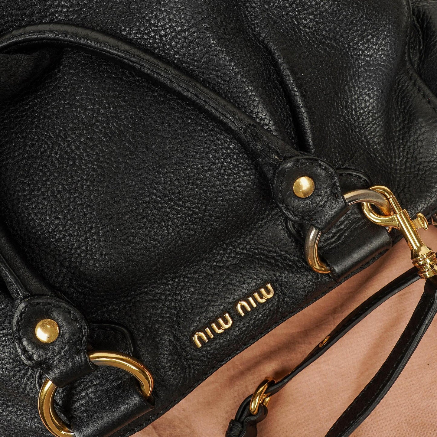 Miu Miu Vitello Caribu Tragetasche aus schwarzem Leder