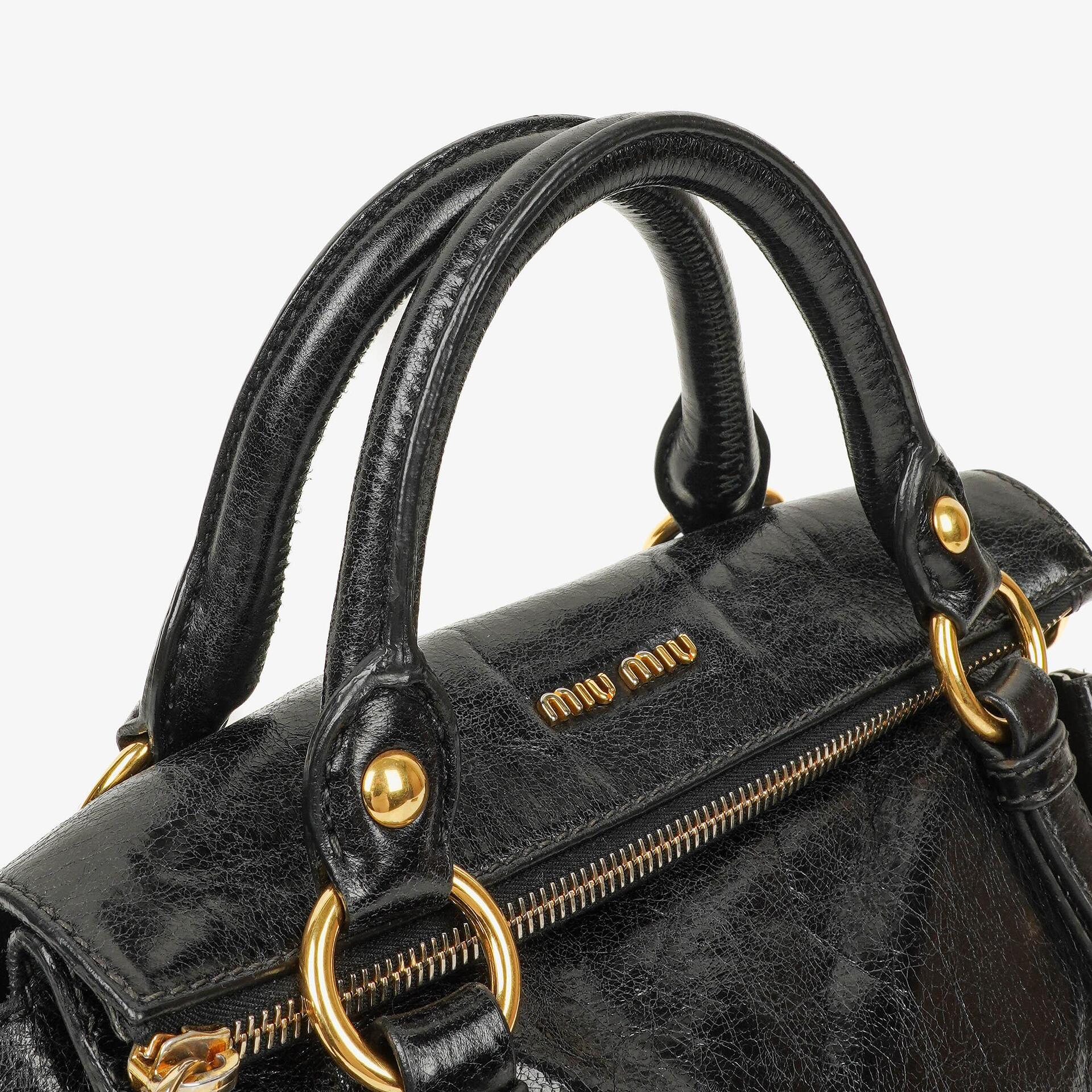 Miu Miu kleine Bow Satchel Tasche aus schwarzem Vitello Leder
