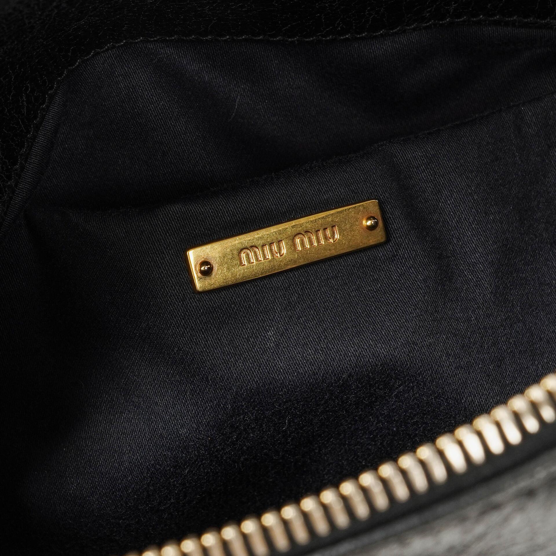 Miu Miu kleine Bow Satchel Tasche aus schwarzem Vitello Leder