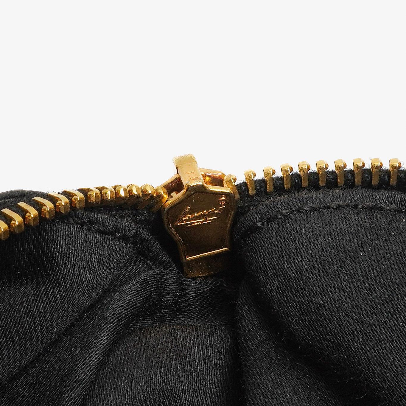 Miu Miu Vitello Lux Schwarze Schleifen Tasche