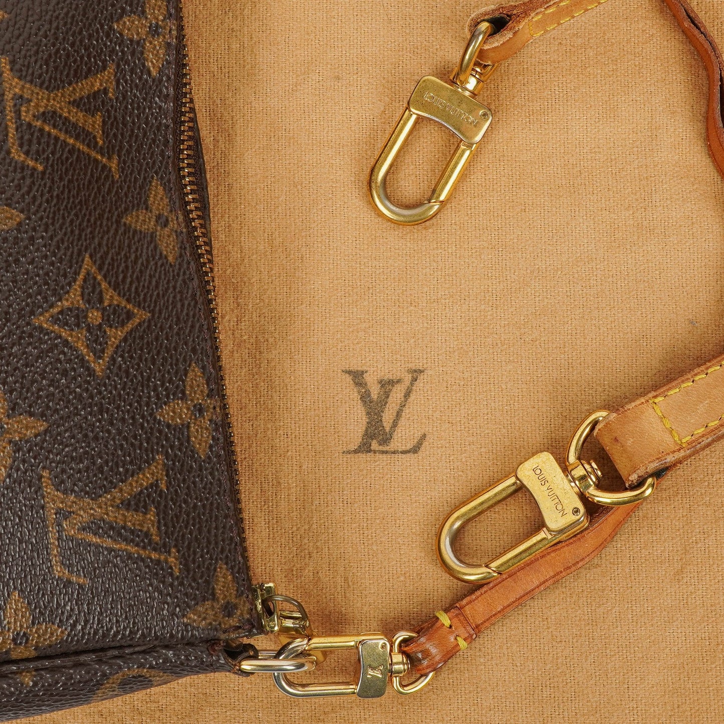 Louis Vuitton Pochette Accessoires Clutch aus Monogram Canvas