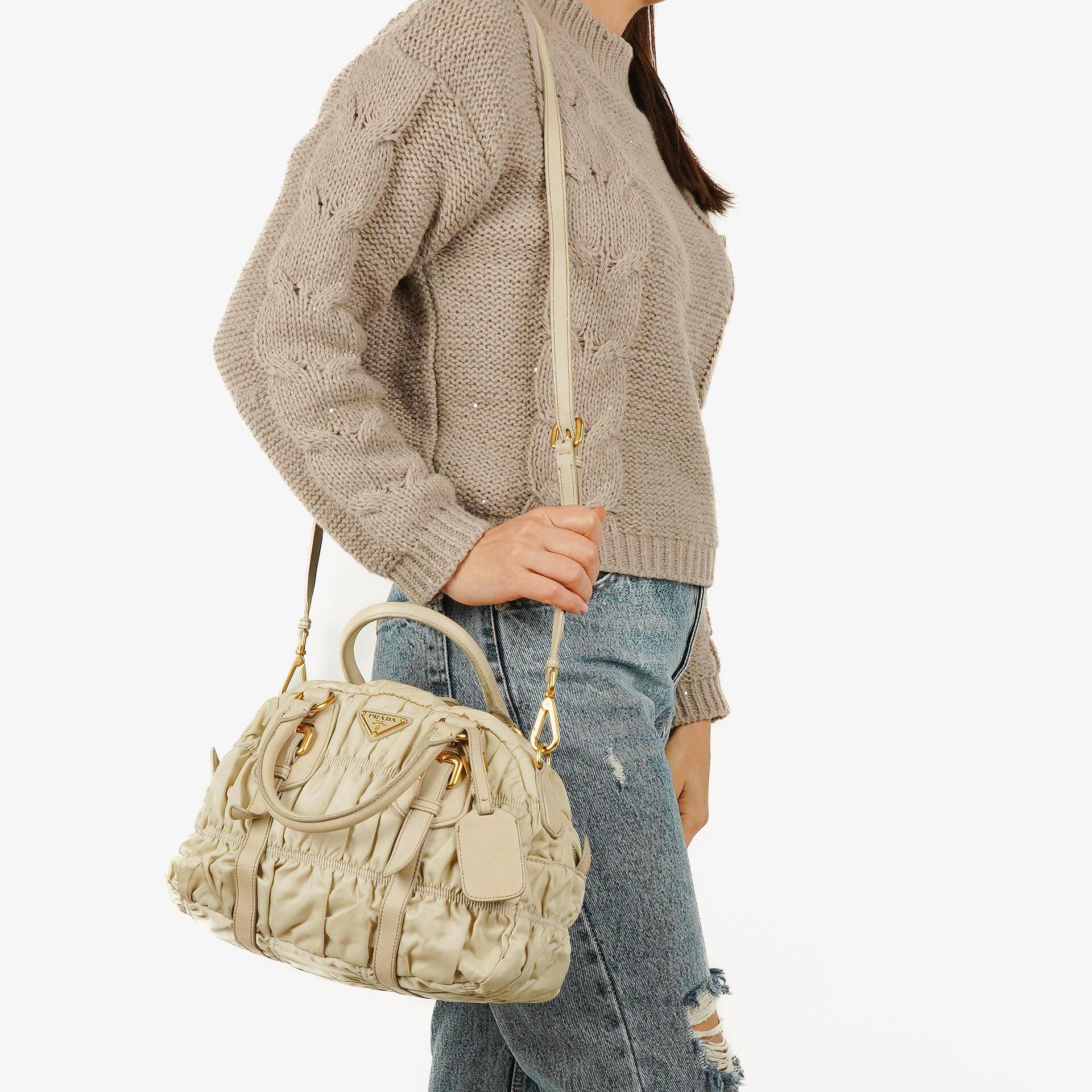 Prada Gaufre Satchel-Tasche aus beigem Nylon mit Reißverschluss
