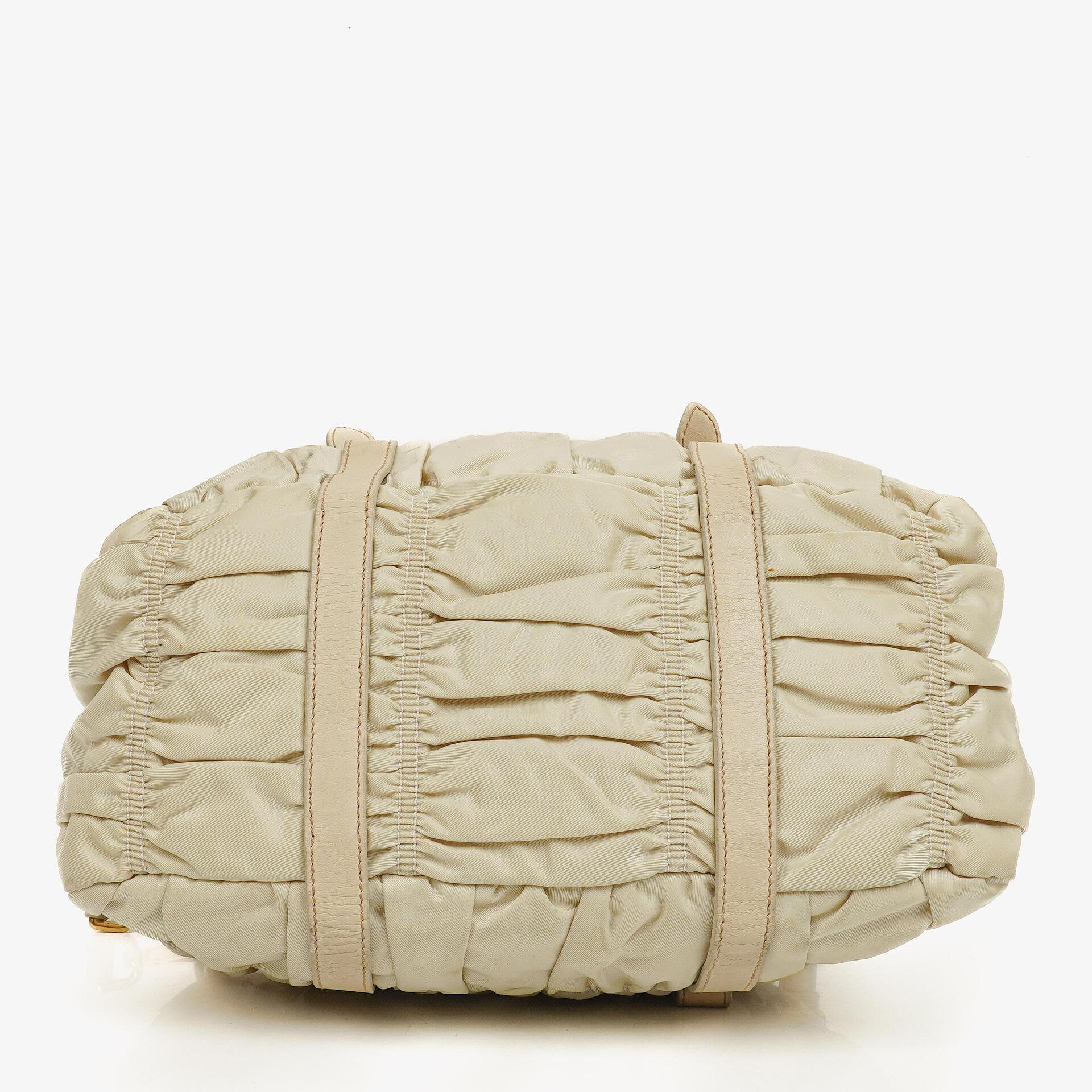 Prada Gaufre Satchel-Tasche aus beigem Nylon mit Reißverschluss