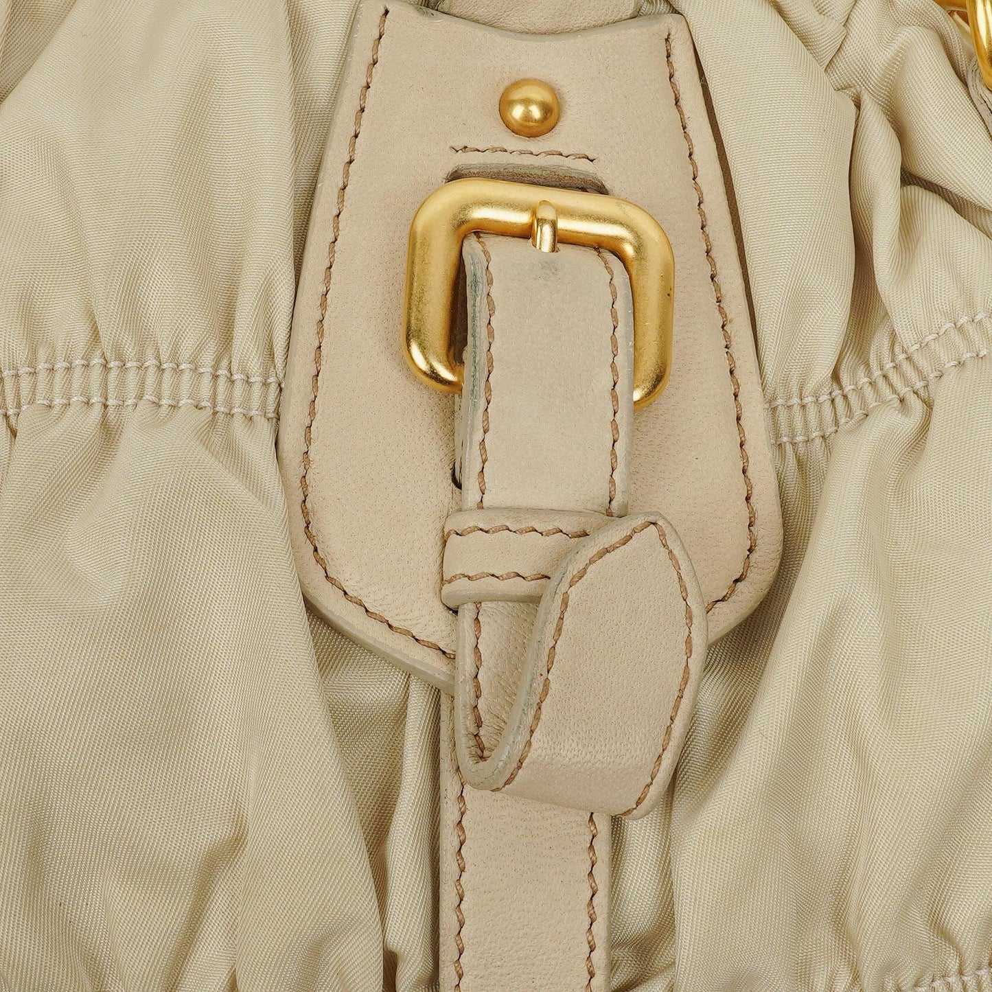 Prada Gaufre Satchel-Tasche aus beigem Nylon mit Reißverschluss
