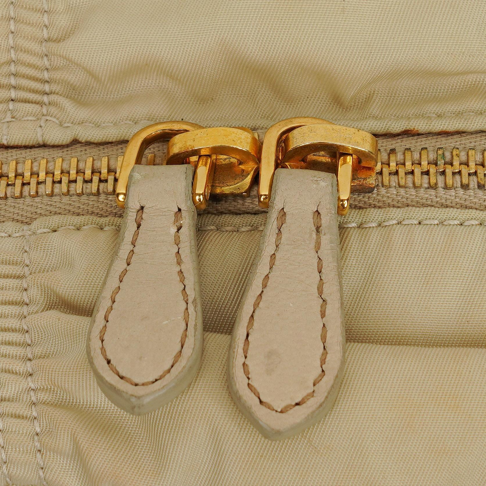 Prada Gaufre Satchel-Tasche aus beigem Nylon mit Reißverschluss