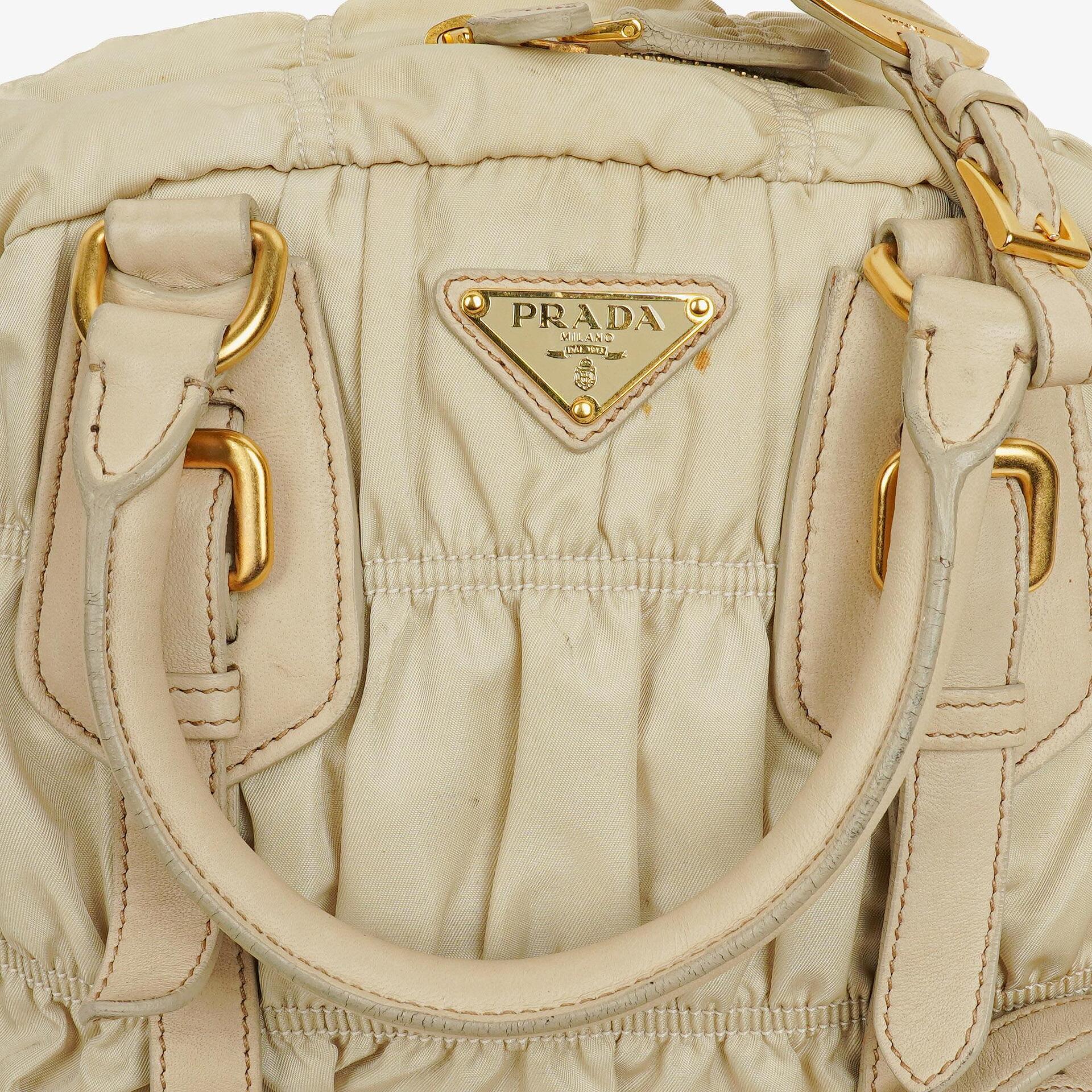 Prada Gaufre Satchel-Tasche aus beigem Nylon mit Reißverschluss