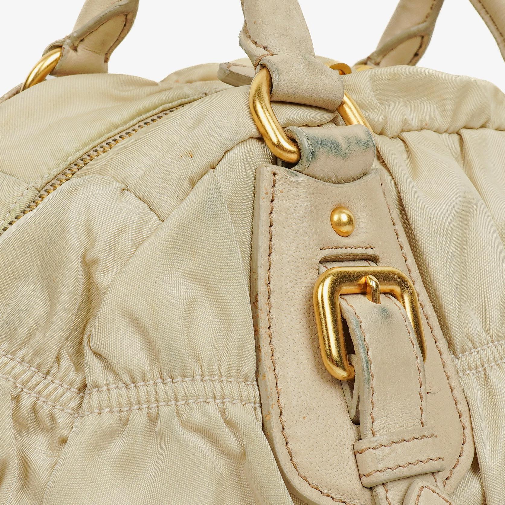 Prada Gaufre Satchel-Tasche aus beigem Nylon mit Reißverschluss