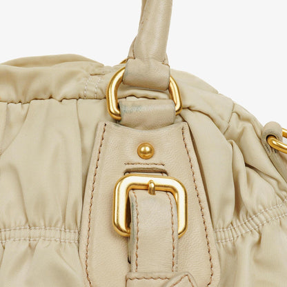 Prada Gaufre Satchel-Tasche aus beigem Nylon mit Reißverschluss