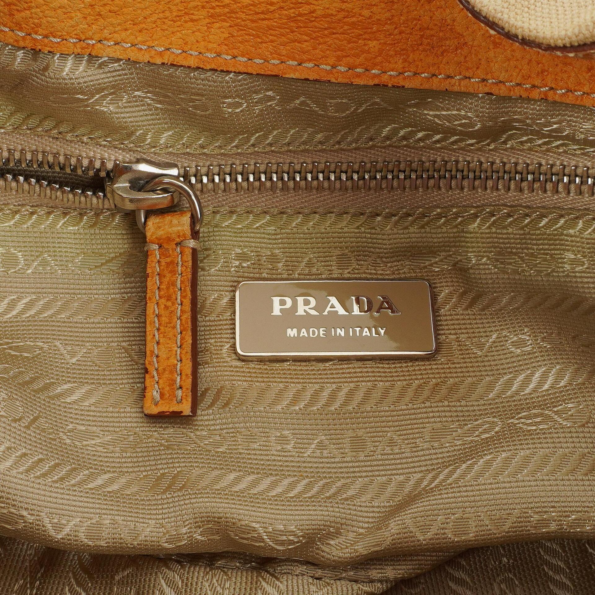 Prada Schultertasche aus beigem/karamellbraunem Canvas und Leder