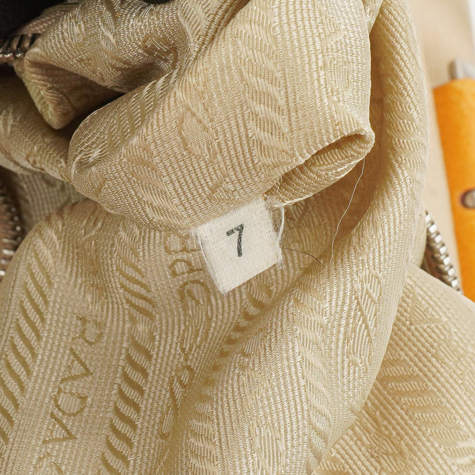 Prada Schultertasche aus beigem/karamellbraunem Canvas und Leder