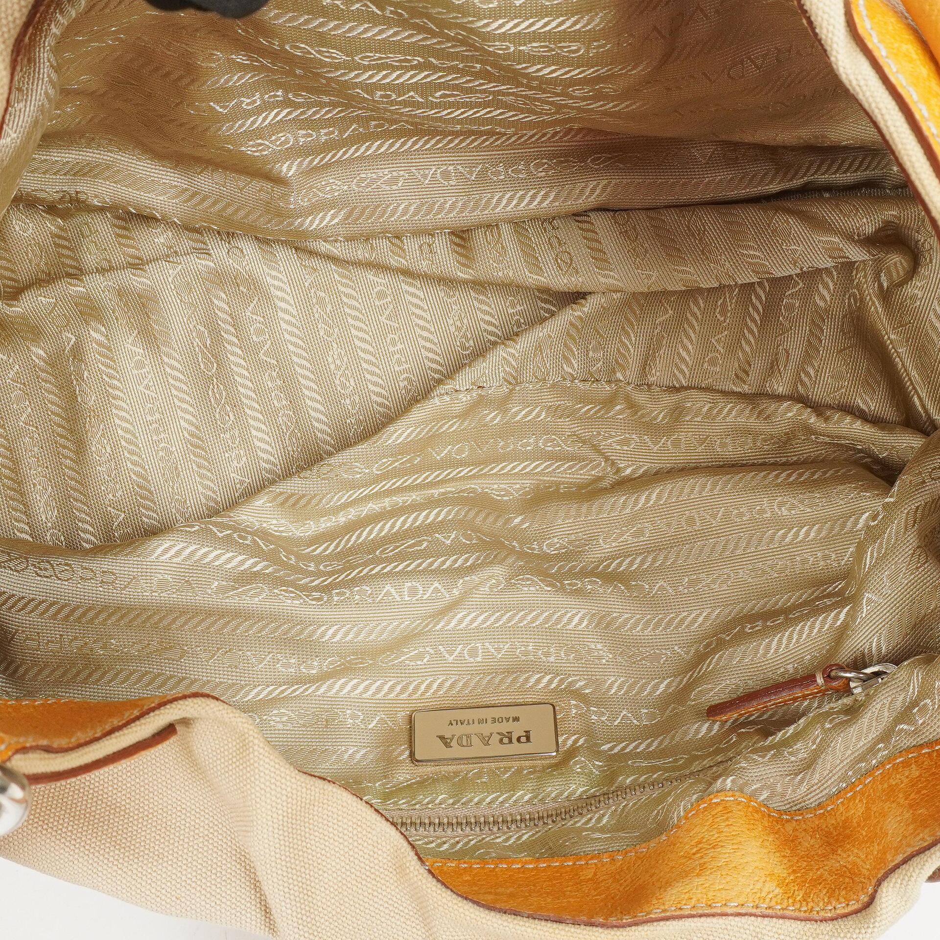 Prada Schultertasche aus beigem/karamellbraunem Canvas und Leder