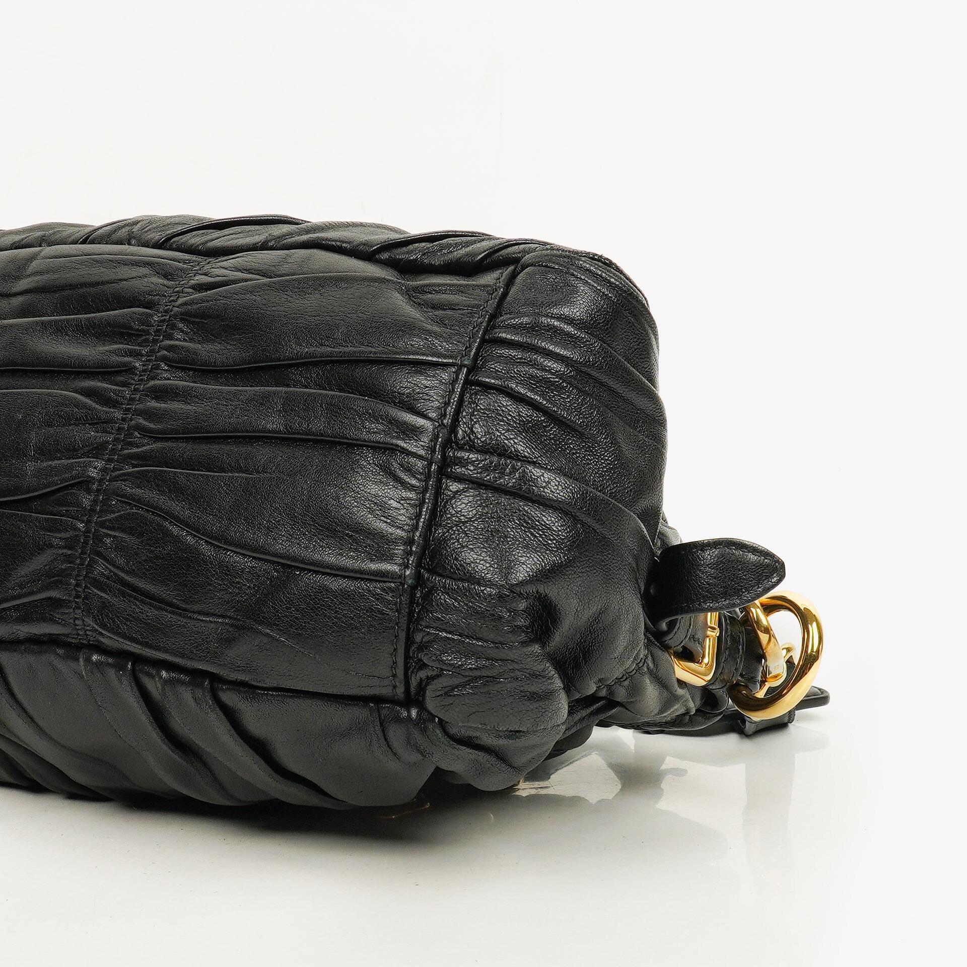 Prada Nappa Gaufre Leder Satchel Tasche in Schwarz