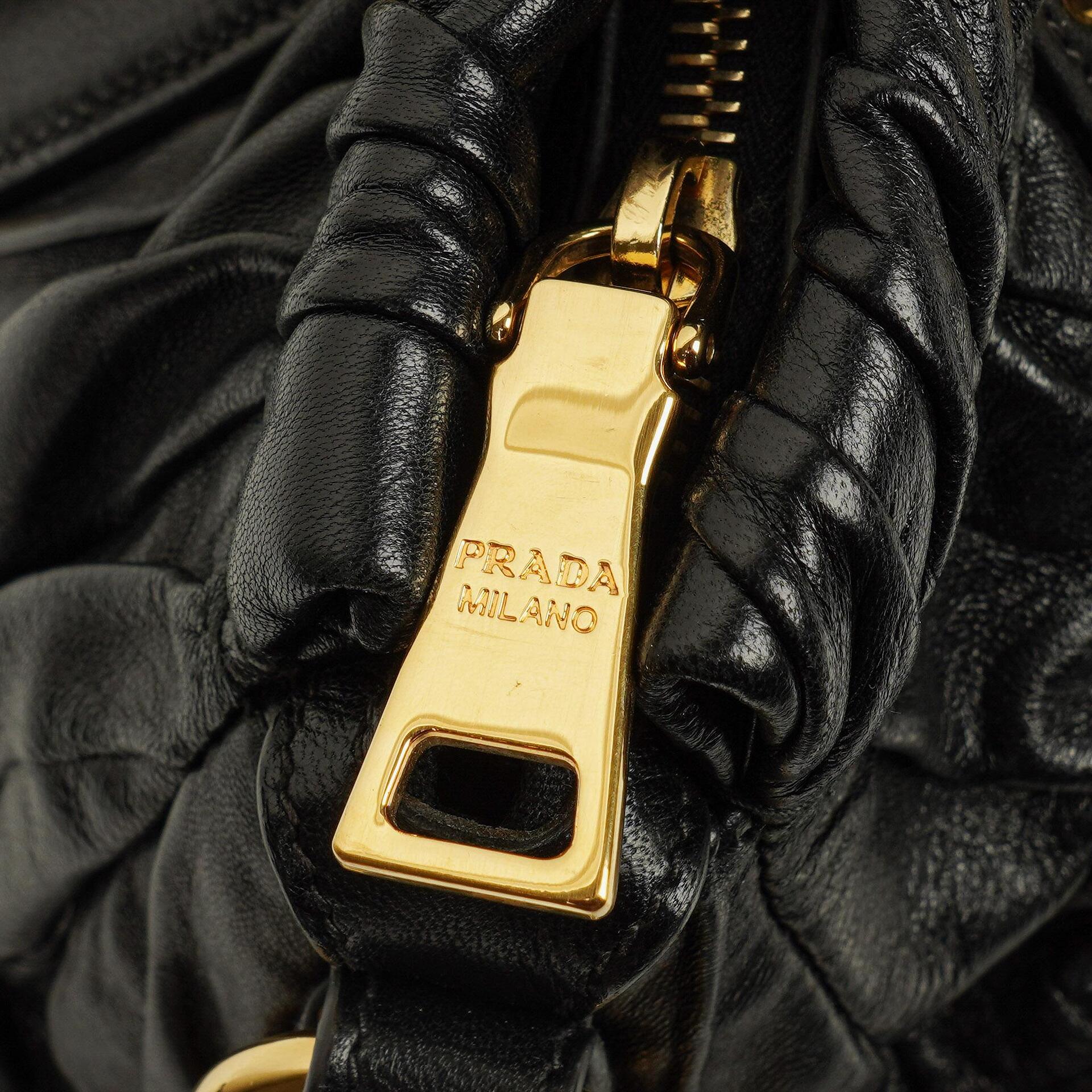 Prada Nappa Gaufre Leder Satchel Tasche in Schwarz