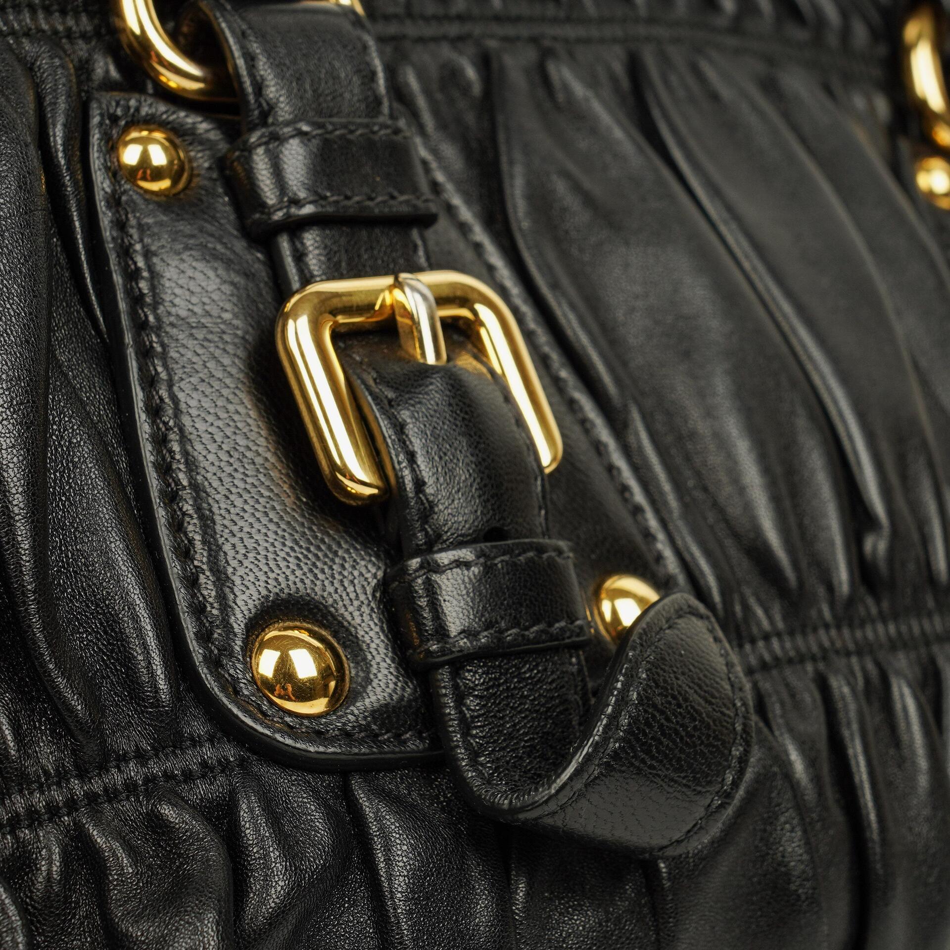 Prada Nappa Gaufre Leder Satchel Tasche in Schwarz