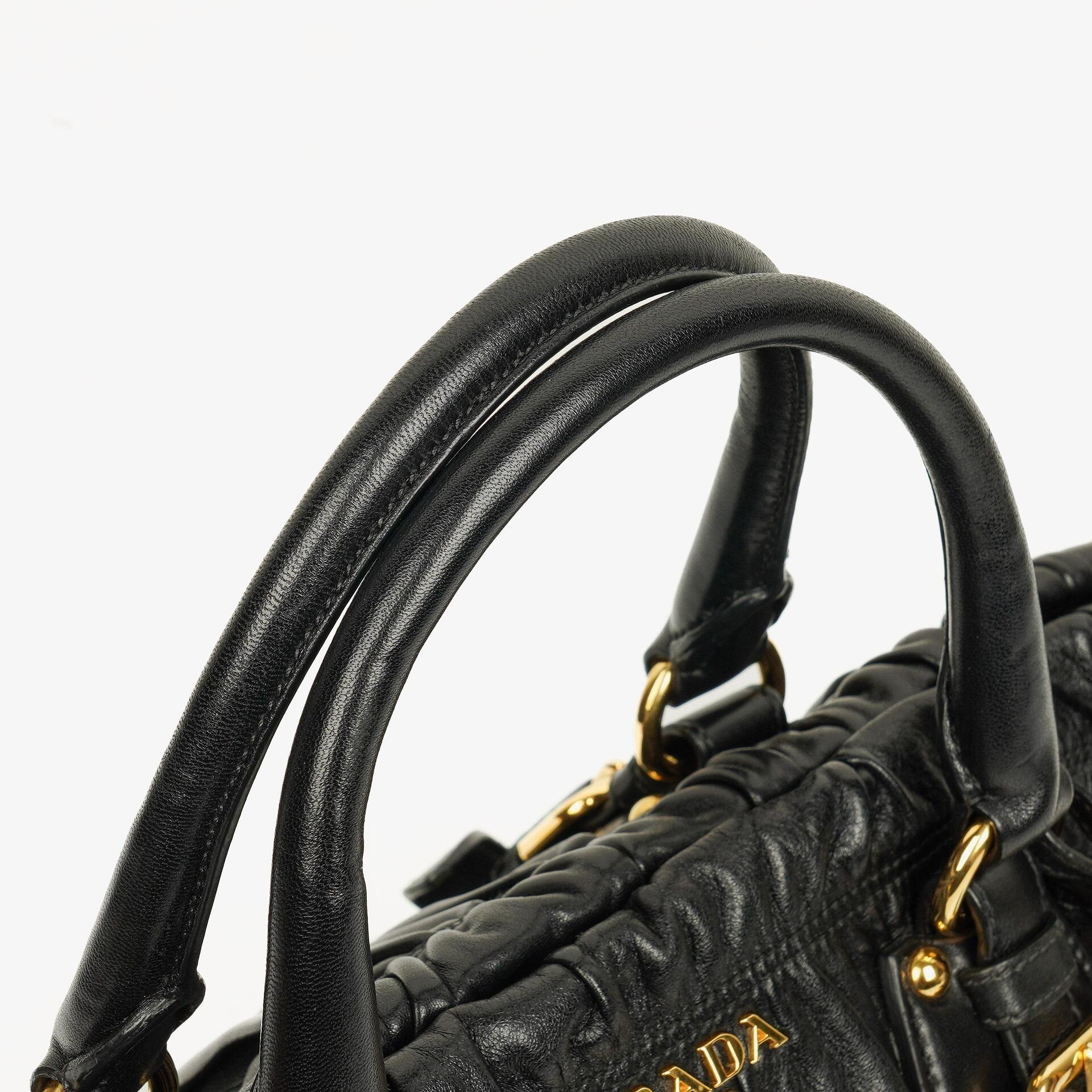 Prada Nappa Gaufre Leder Satchel Tasche in Schwarz