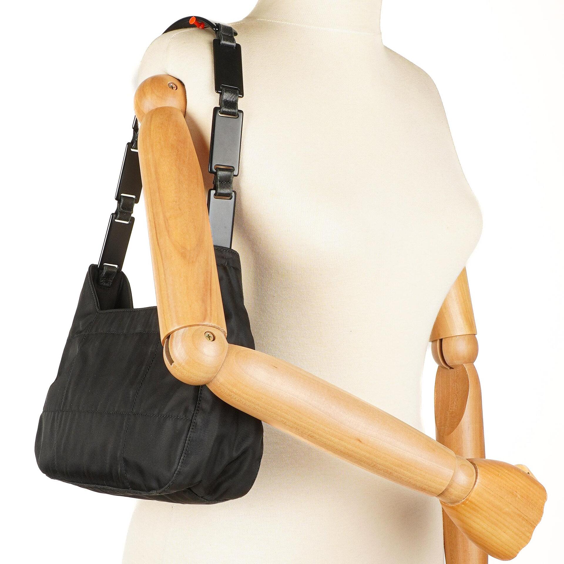 Prada Schwarze Nylon Emaillierte Metall Dreieck Obergriff Schultertasche