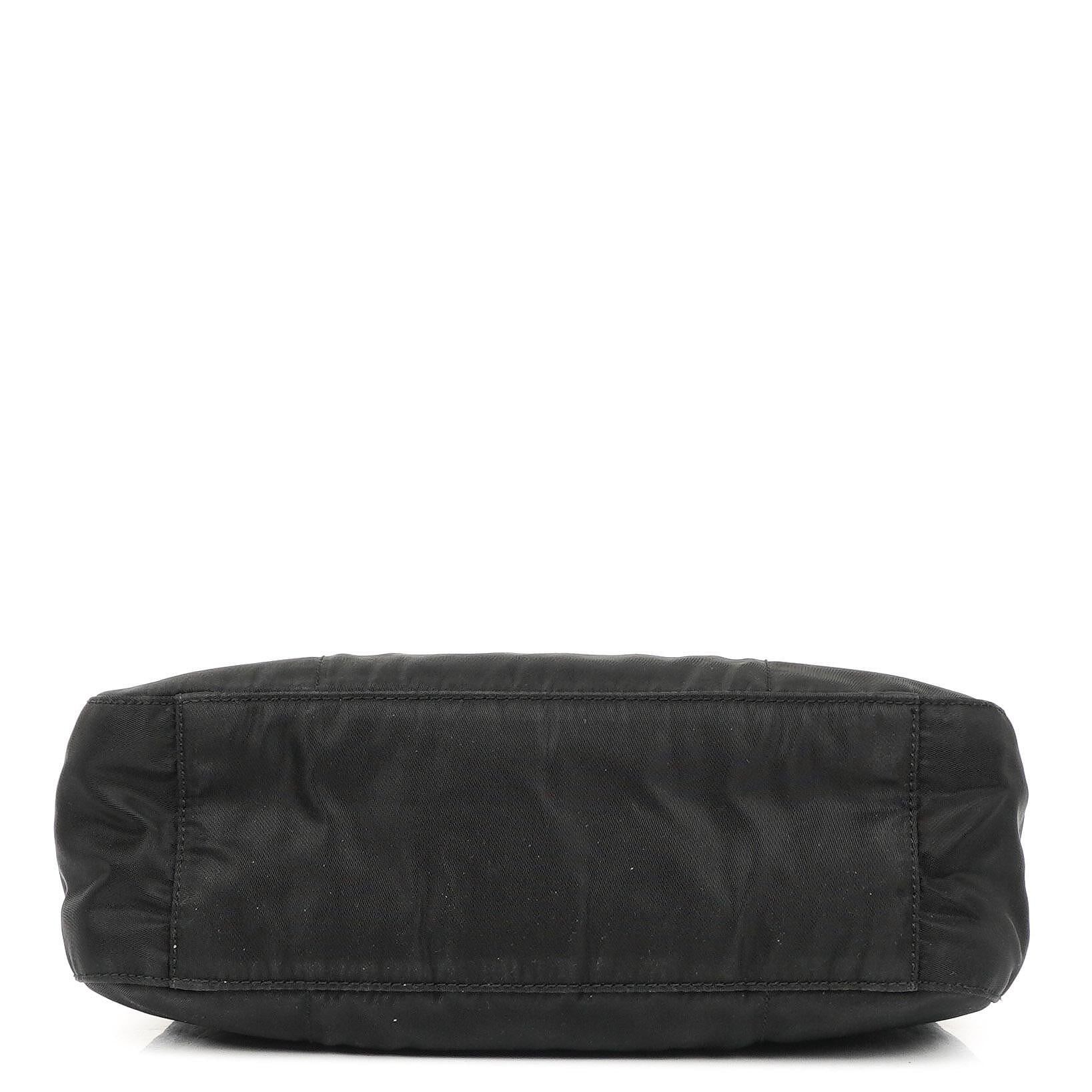 Prada Schwarze Nylon Emaillierte Metall Dreieck Obergriff Schultertasche