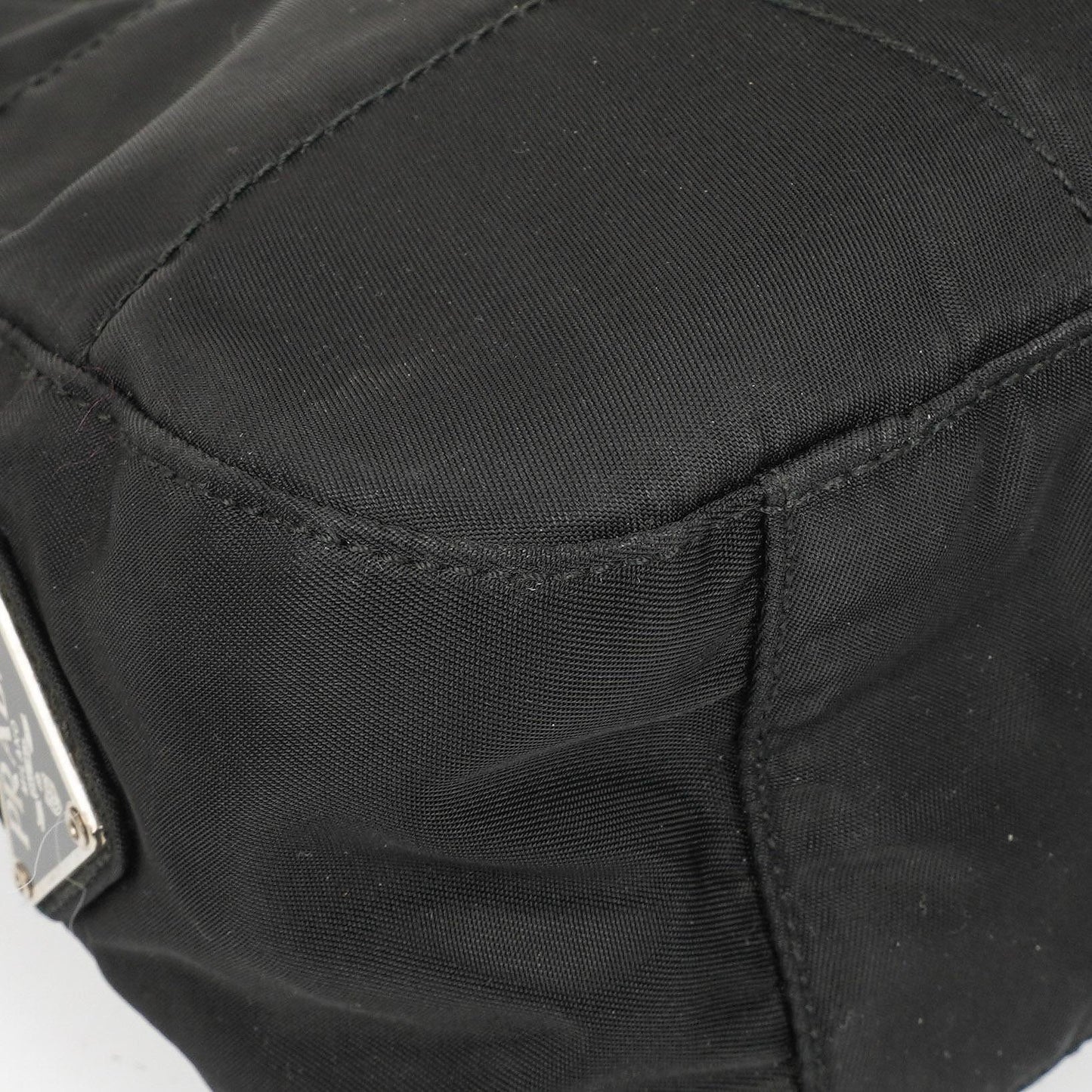 Prada Schwarze Nylon Emaillierte Metall Dreieck Obergriff Schultertasche