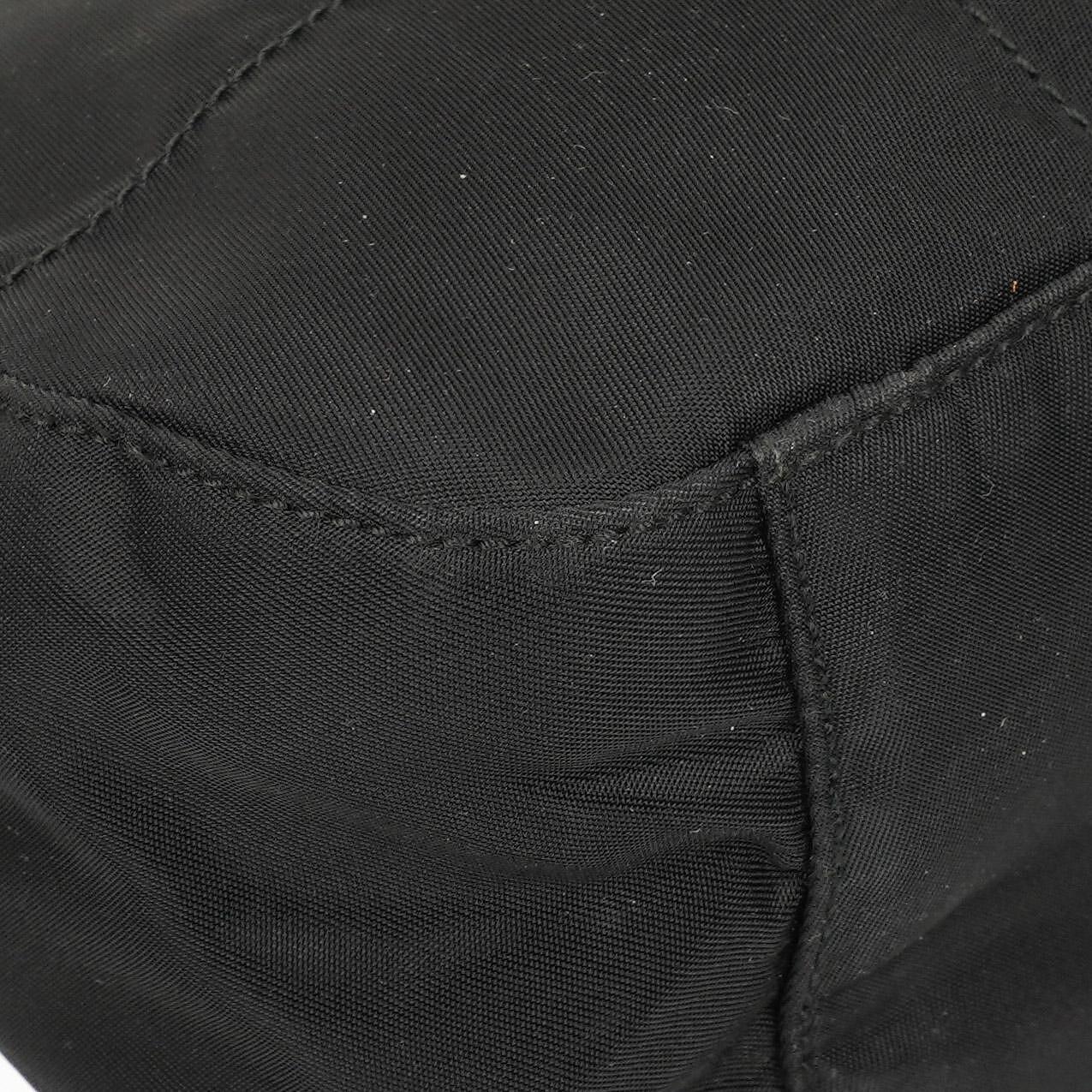 Prada Schwarze Nylon Emaillierte Metall Dreieck Obergriff Schultertasche