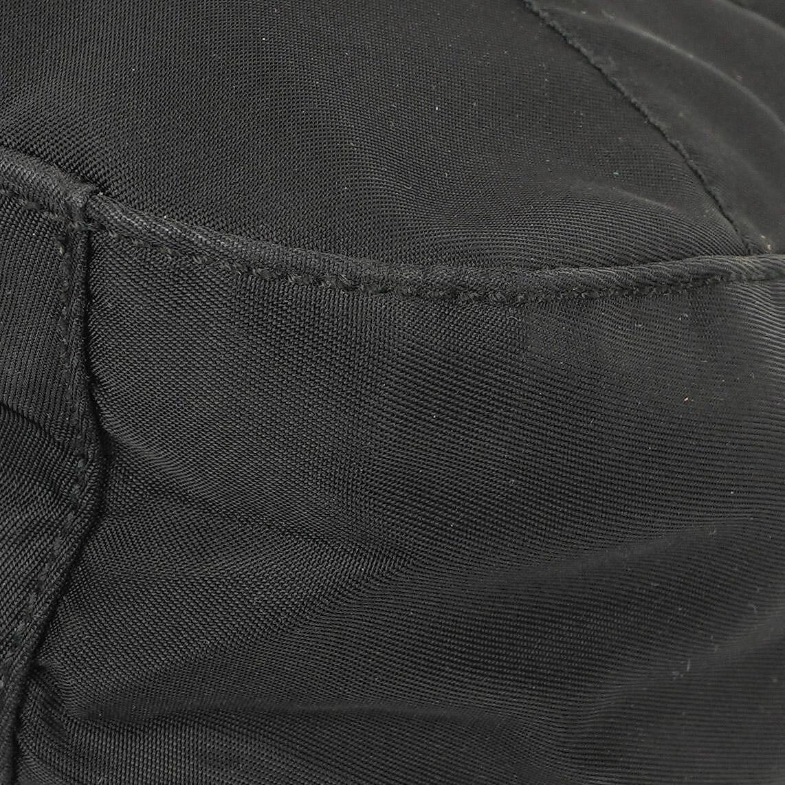Prada Schwarze Nylon Emaillierte Metall Dreieck Obergriff Schultertasche