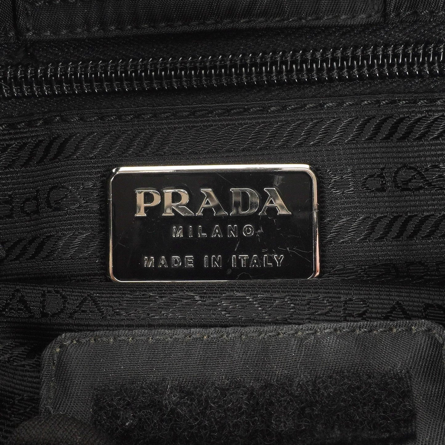 Prada Schwarze Nylon Emaillierte Metall Dreieck Obergriff Schultertasche