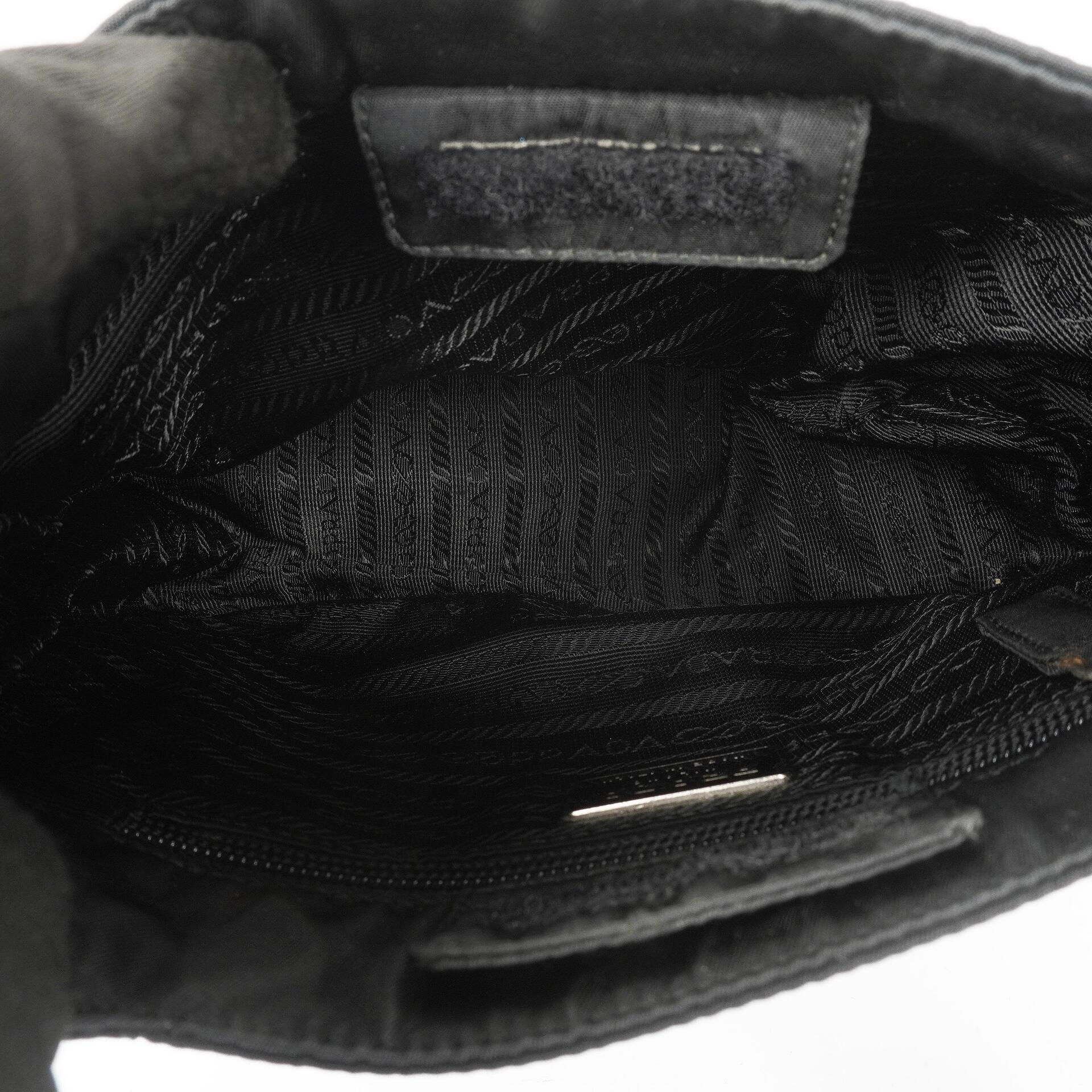 Prada Schwarze Nylon Emaillierte Metall Dreieck Obergriff Schultertasche