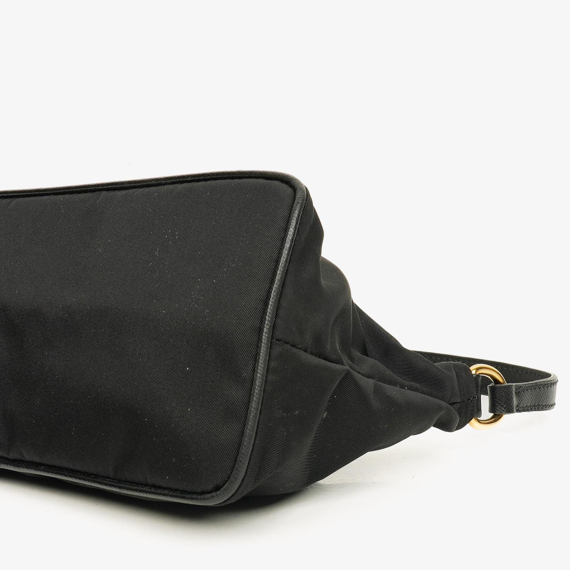 Prada Schultertasche aus schwarzem Tessuto und Saffiano-Leder