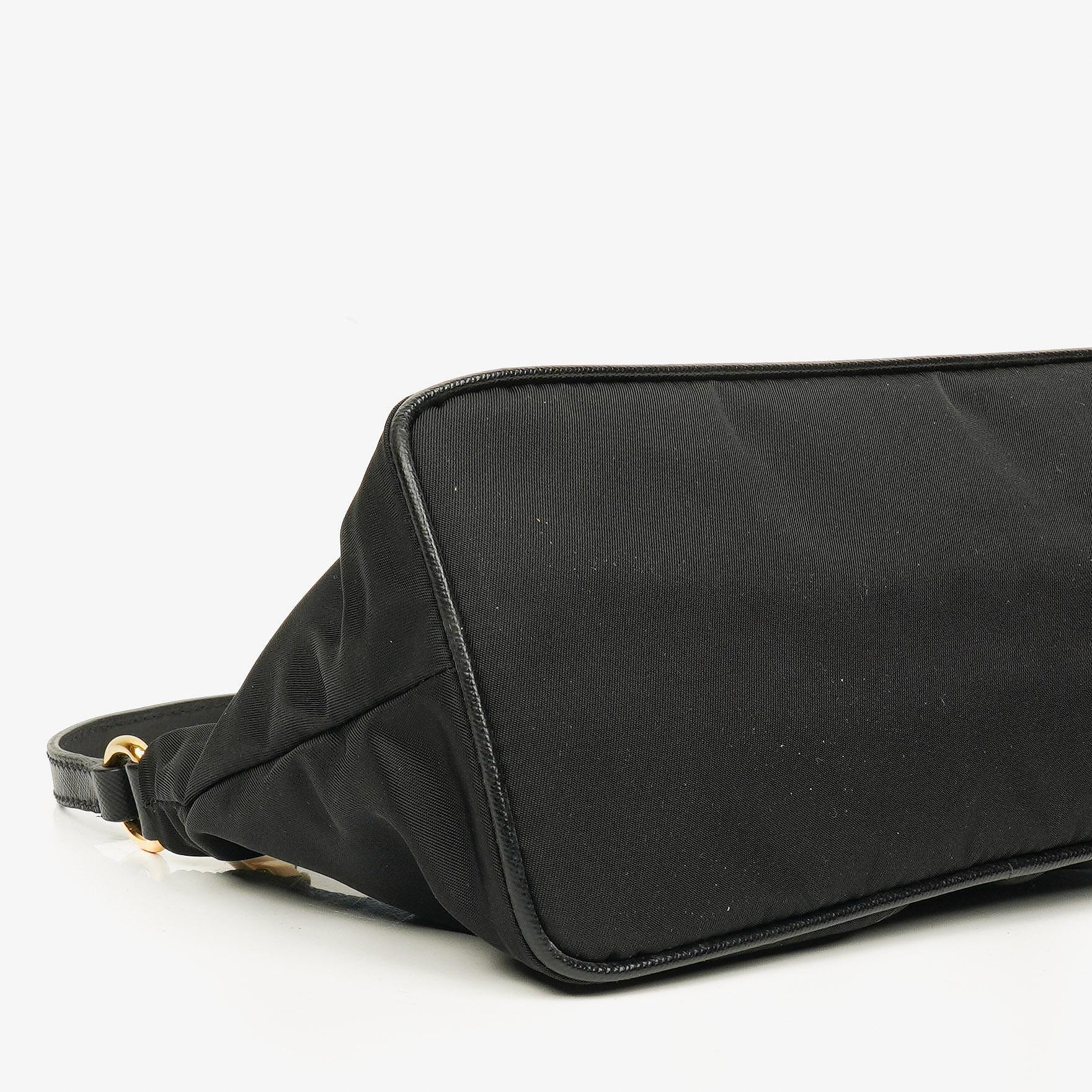 Prada Schultertasche aus schwarzem Tessuto und Saffiano-Leder