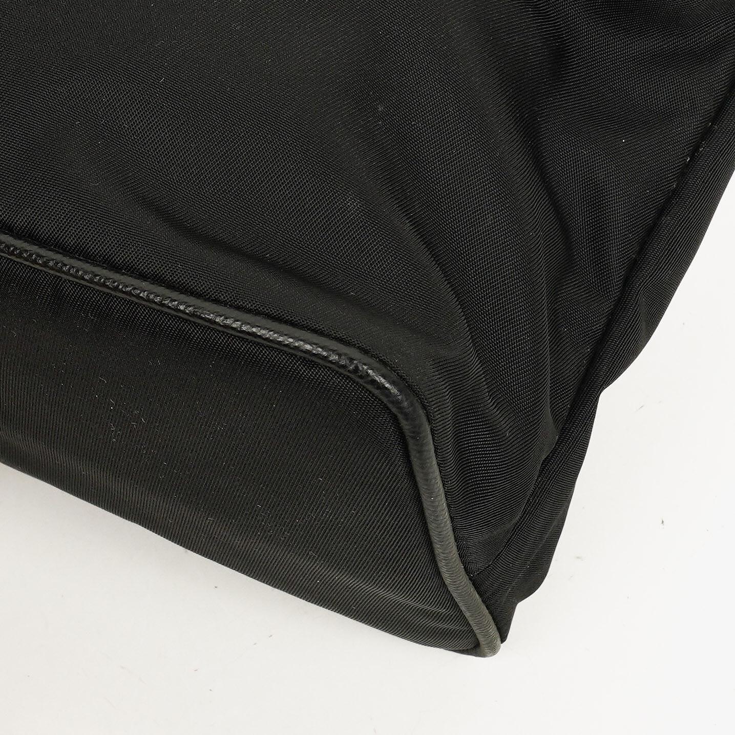 Prada Schultertasche aus schwarzem Tessuto und Saffiano-Leder