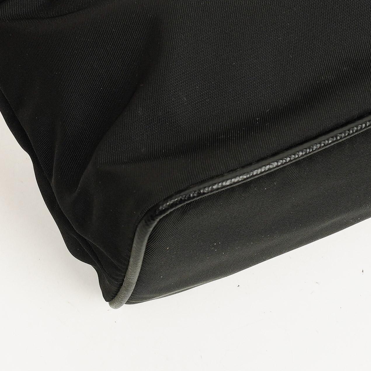 Prada Schultertasche aus schwarzem Tessuto und Saffiano-Leder
