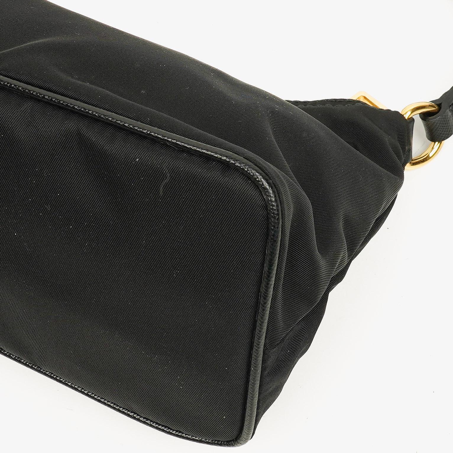 Prada Schultertasche aus schwarzem Tessuto und Saffiano-Leder