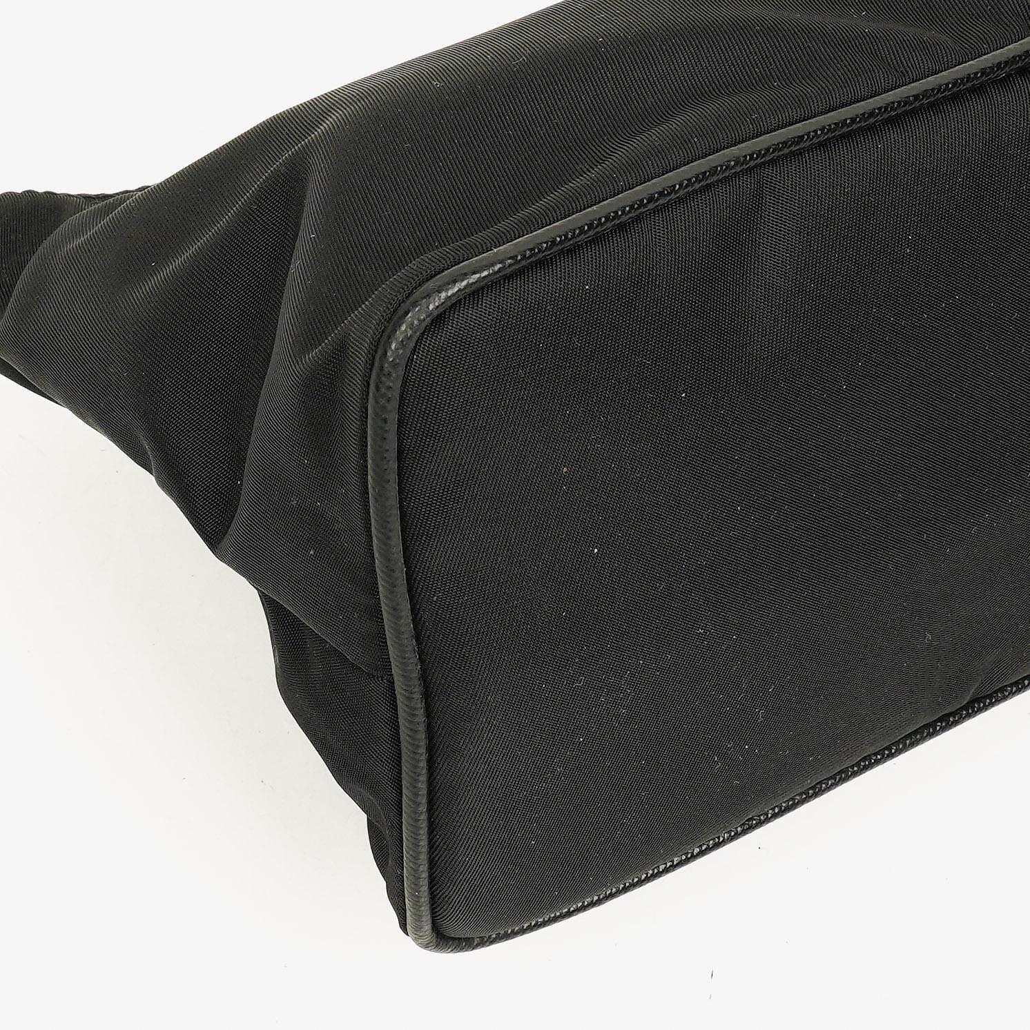 Prada Schultertasche aus schwarzem Tessuto und Saffiano-Leder