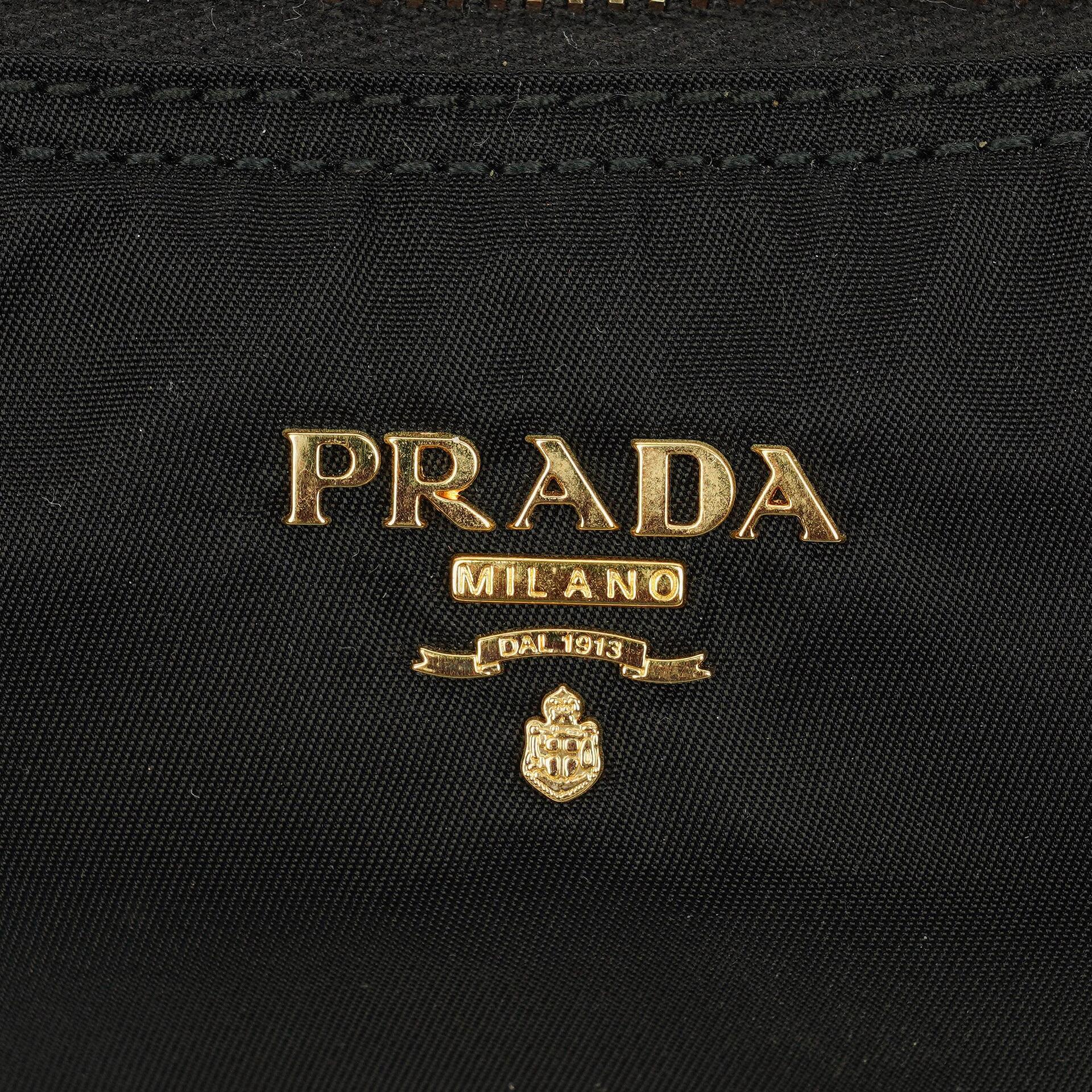 Prada Schultertasche aus schwarzem Tessuto und Saffiano-Leder