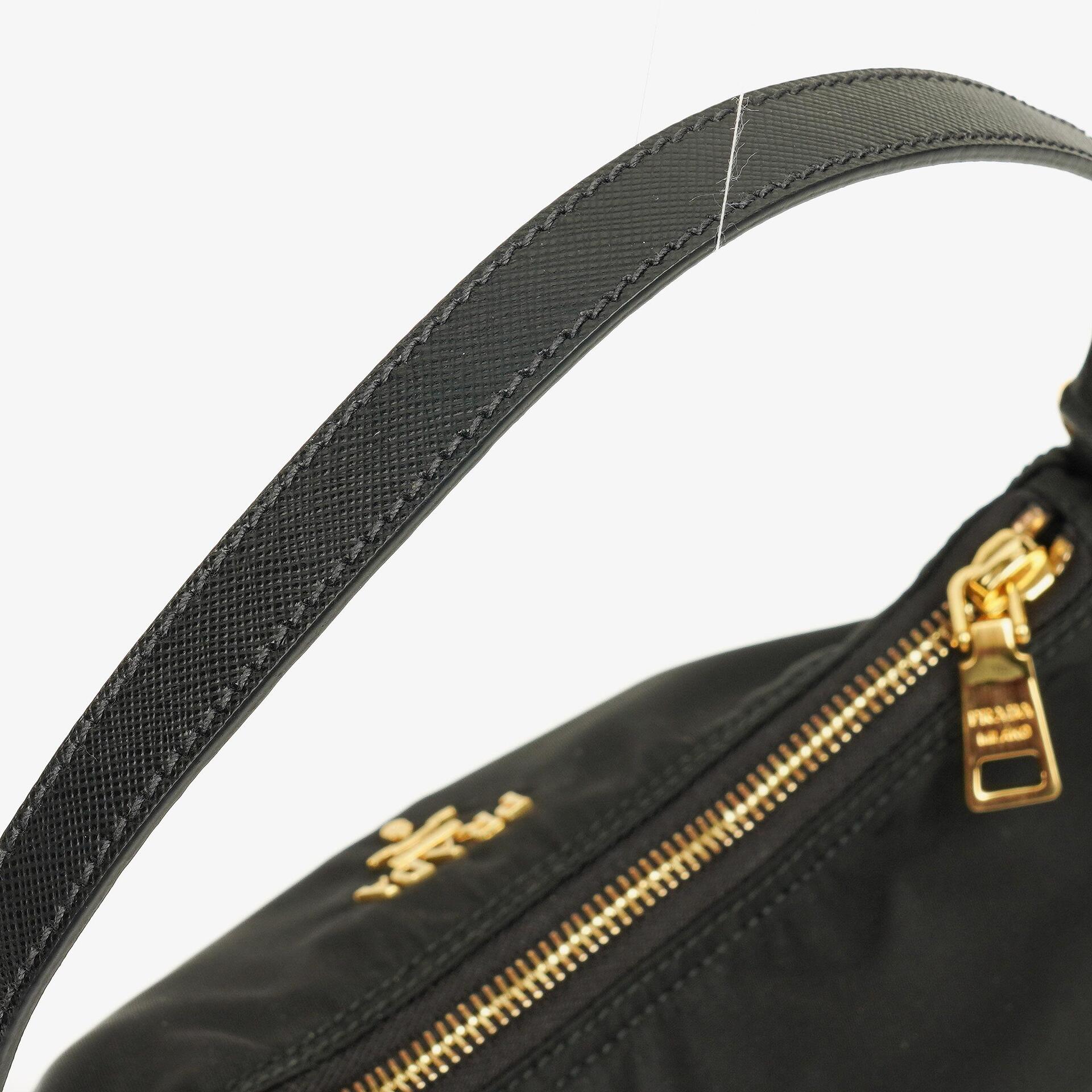 Prada Schultertasche aus schwarzem Tessuto und Saffiano-Leder