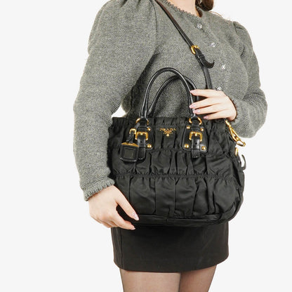 Prada Tessuto Gaufre Tasche aus schwarzem Nylon