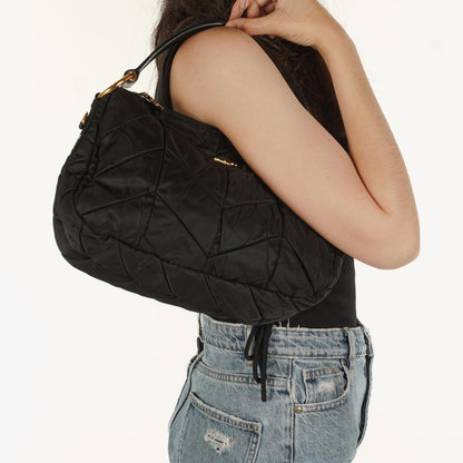 Prada schwarze Chevron-gesteppte Schultertasche aus Tessuto Nylon