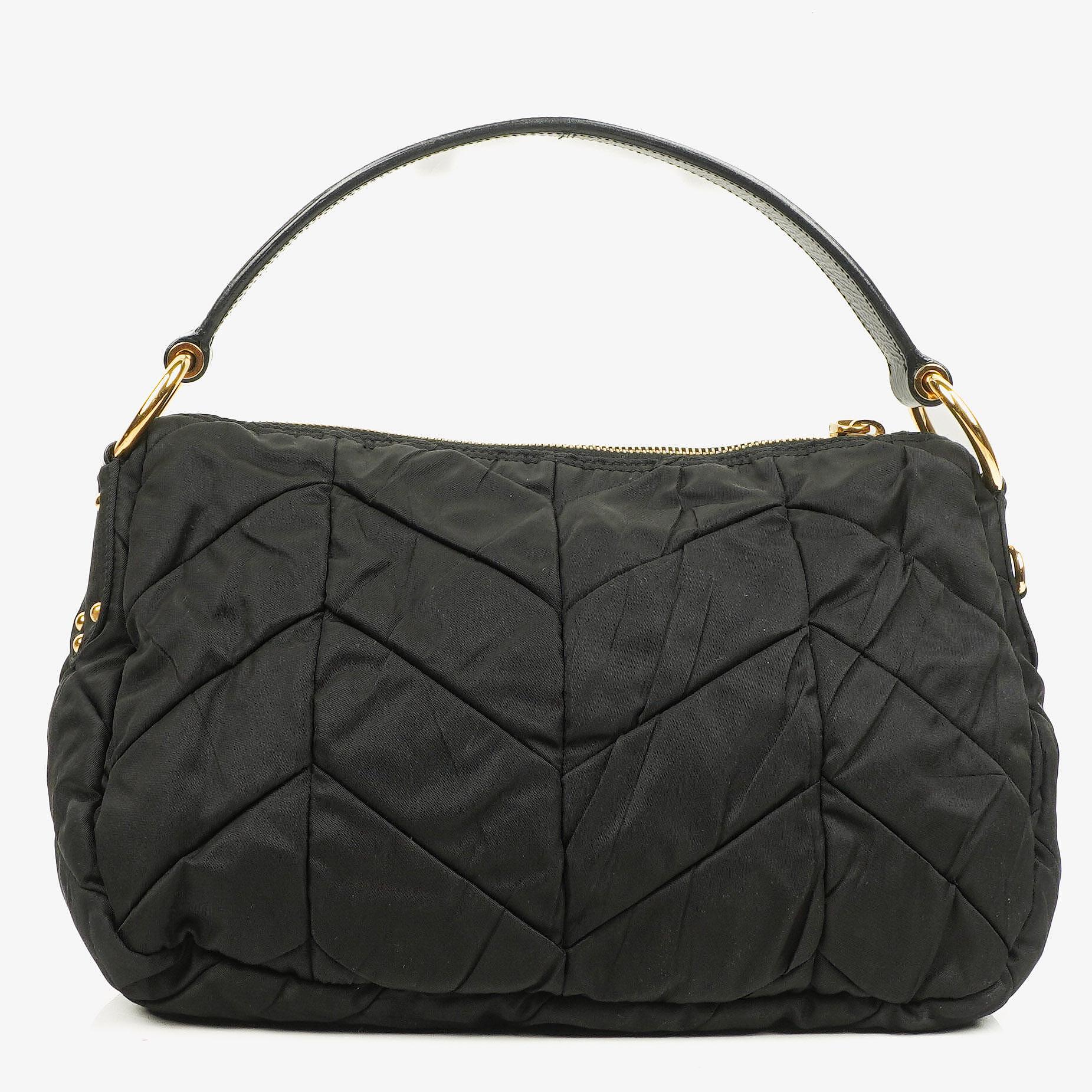 Prada schwarze Chevron-gesteppte Schultertasche aus Tessuto Nylon