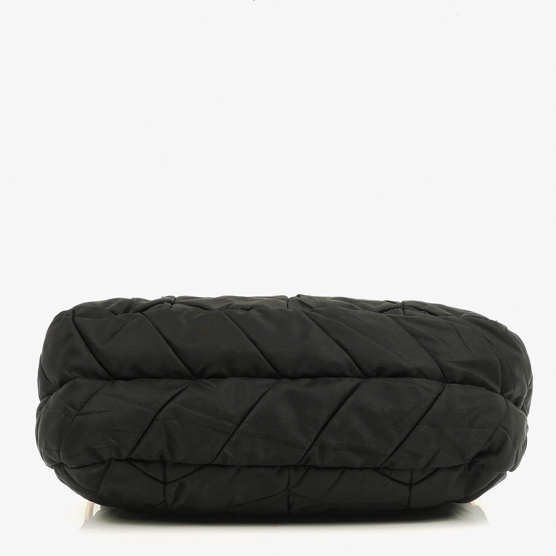 Prada schwarze Chevron-gesteppte Schultertasche aus Tessuto Nylon