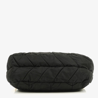 Prada schwarze Chevron-gesteppte Schultertasche aus Tessuto Nylon