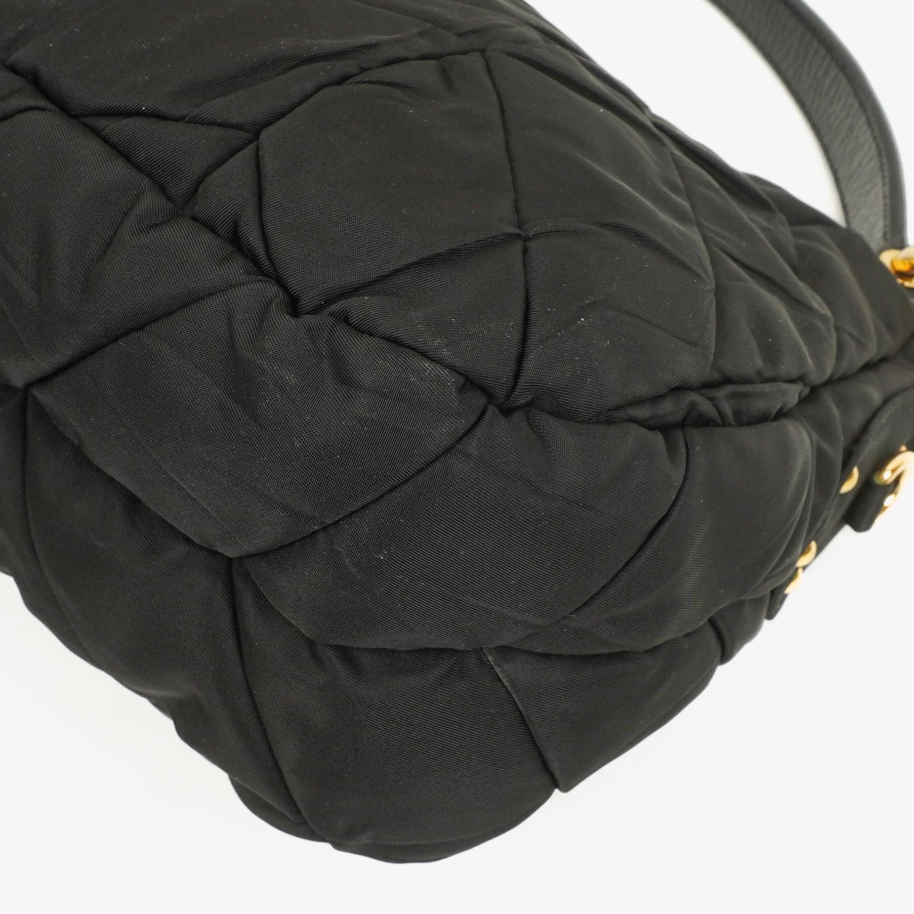 Prada schwarze Chevron-gesteppte Schultertasche aus Tessuto Nylon
