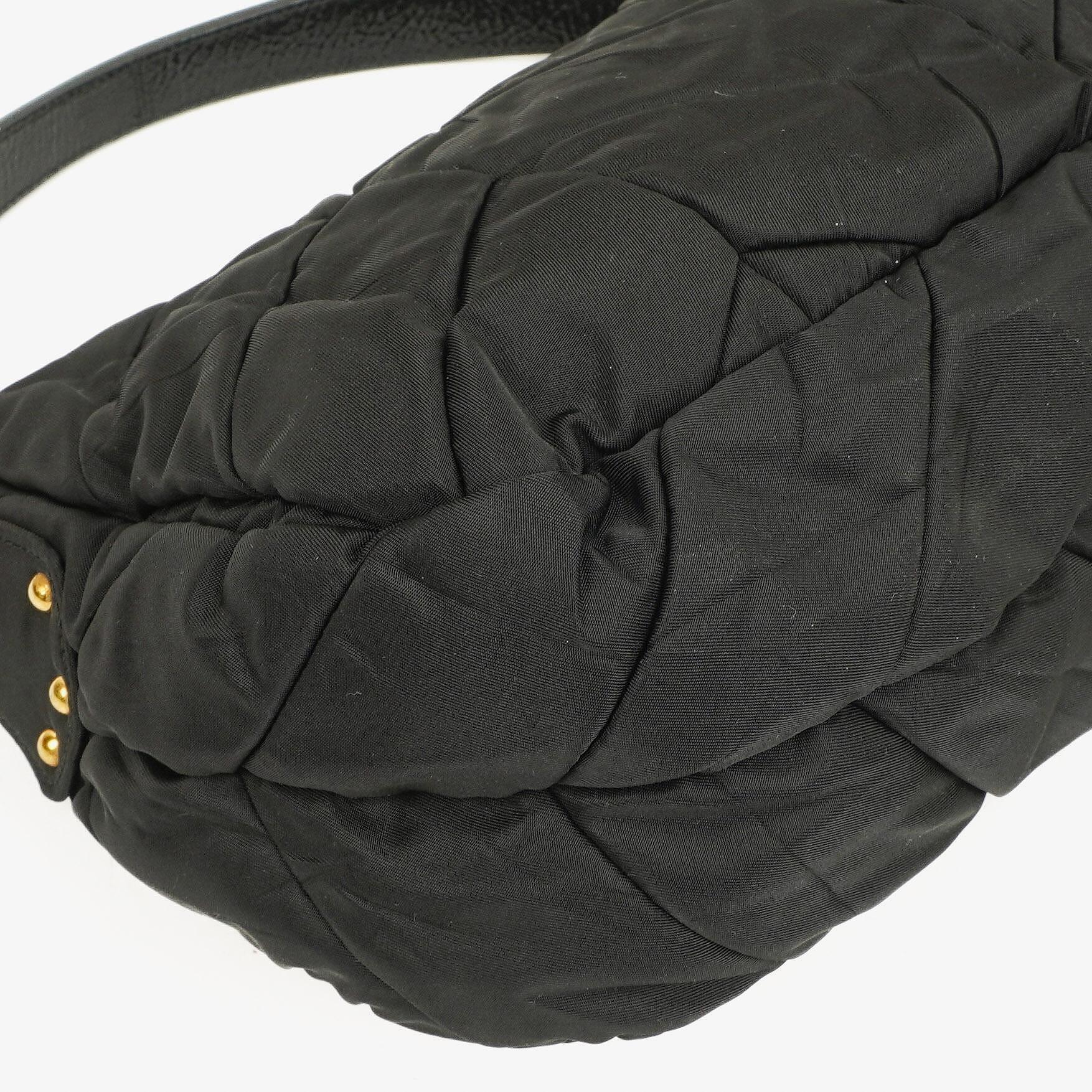 Prada schwarze Chevron-gesteppte Schultertasche aus Tessuto Nylon