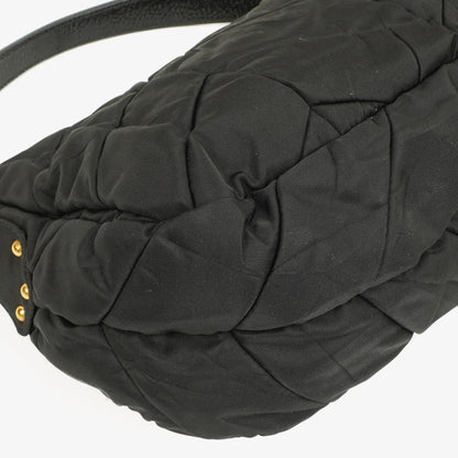 Prada schwarze Chevron-gesteppte Schultertasche aus Tessuto Nylon