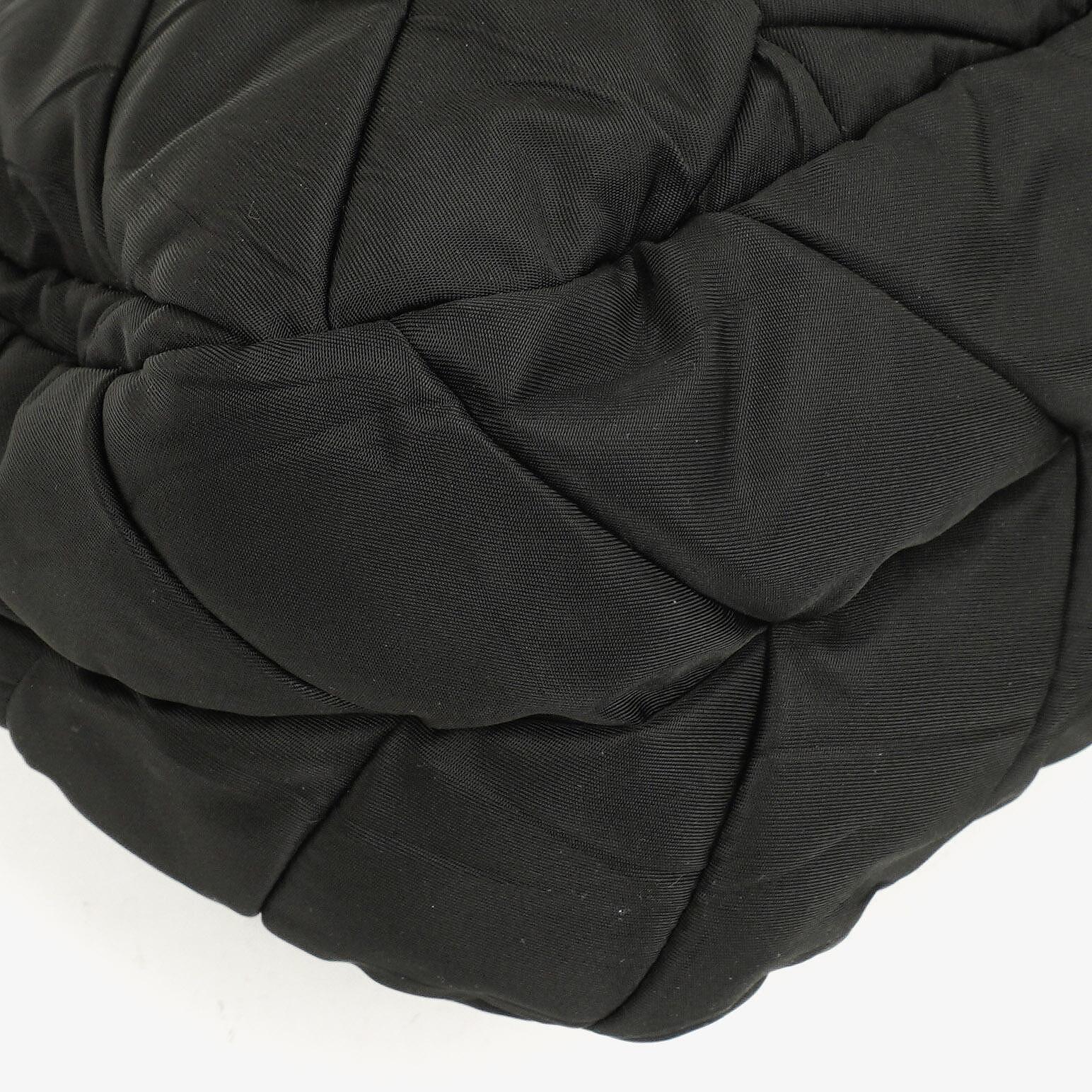Prada schwarze Chevron-gesteppte Schultertasche aus Tessuto Nylon