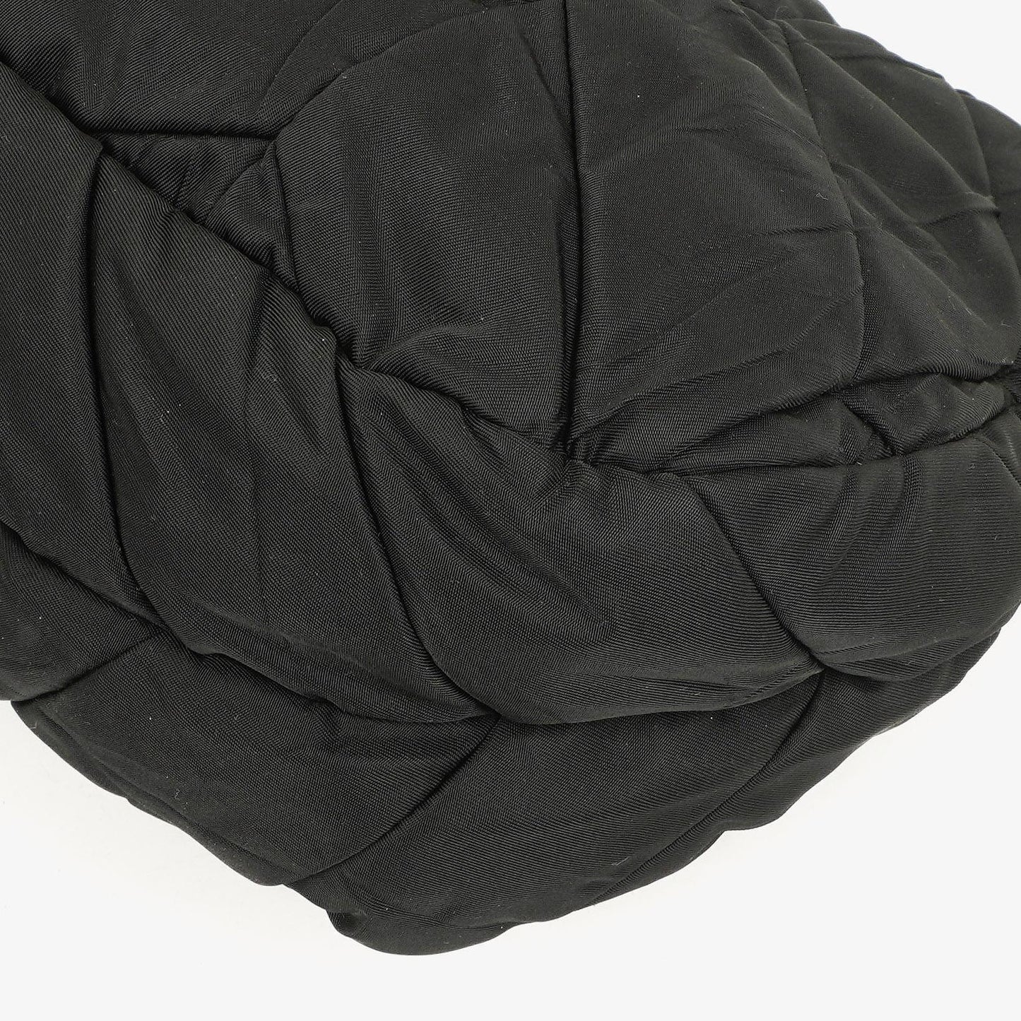 Prada schwarze Chevron-gesteppte Schultertasche aus Tessuto Nylon