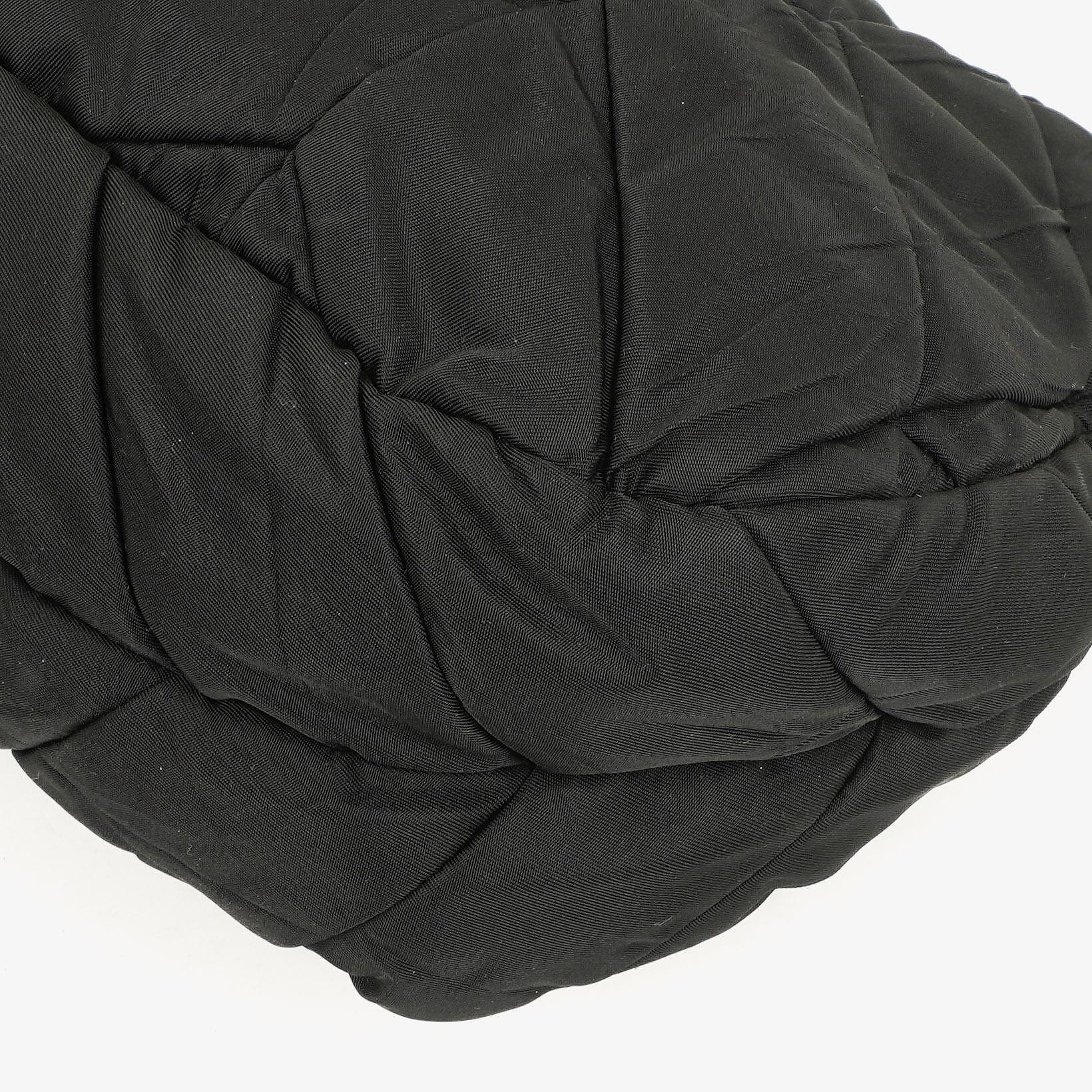 Prada schwarze Chevron-gesteppte Schultertasche aus Tessuto Nylon