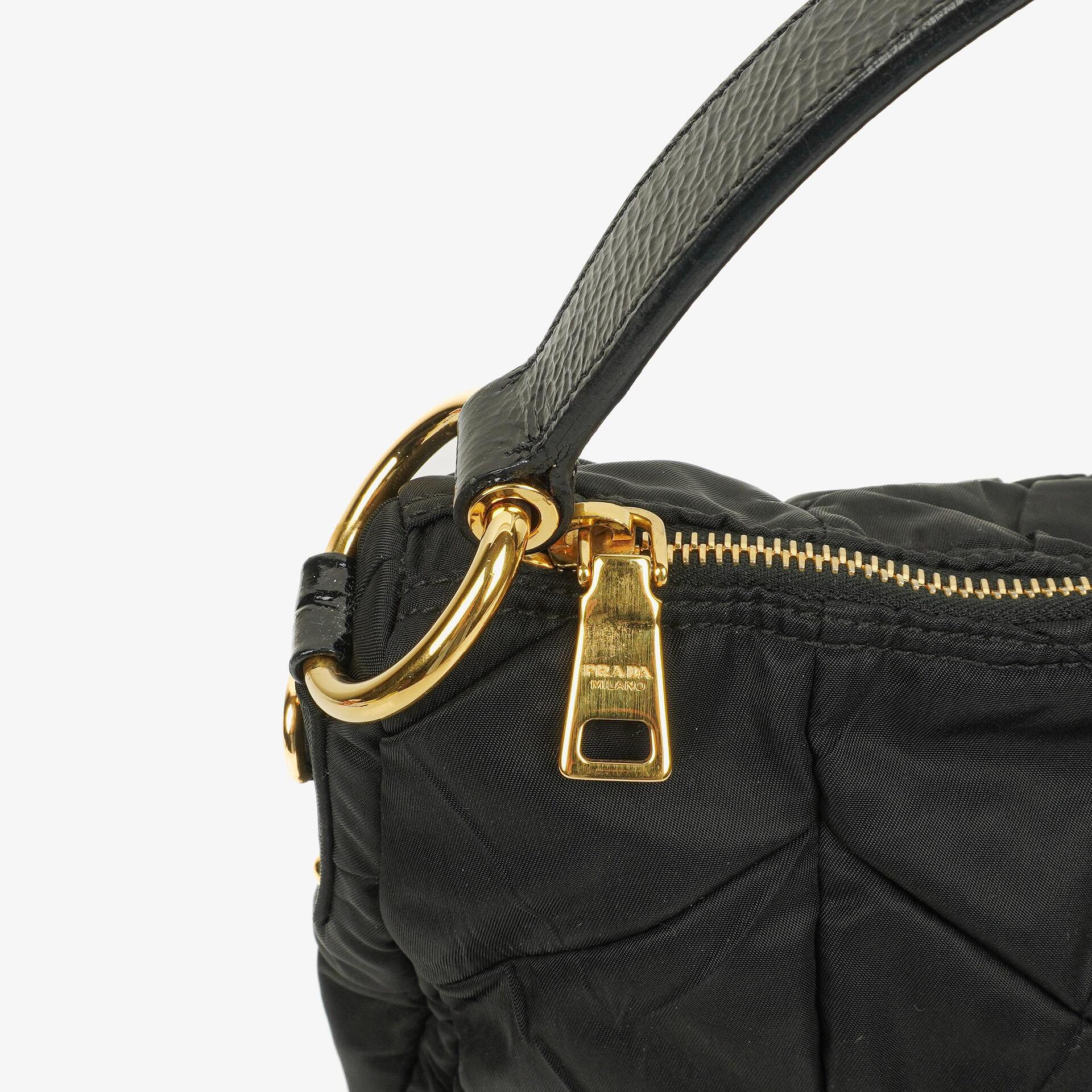 Prada schwarze Chevron-gesteppte Schultertasche aus Tessuto Nylon
