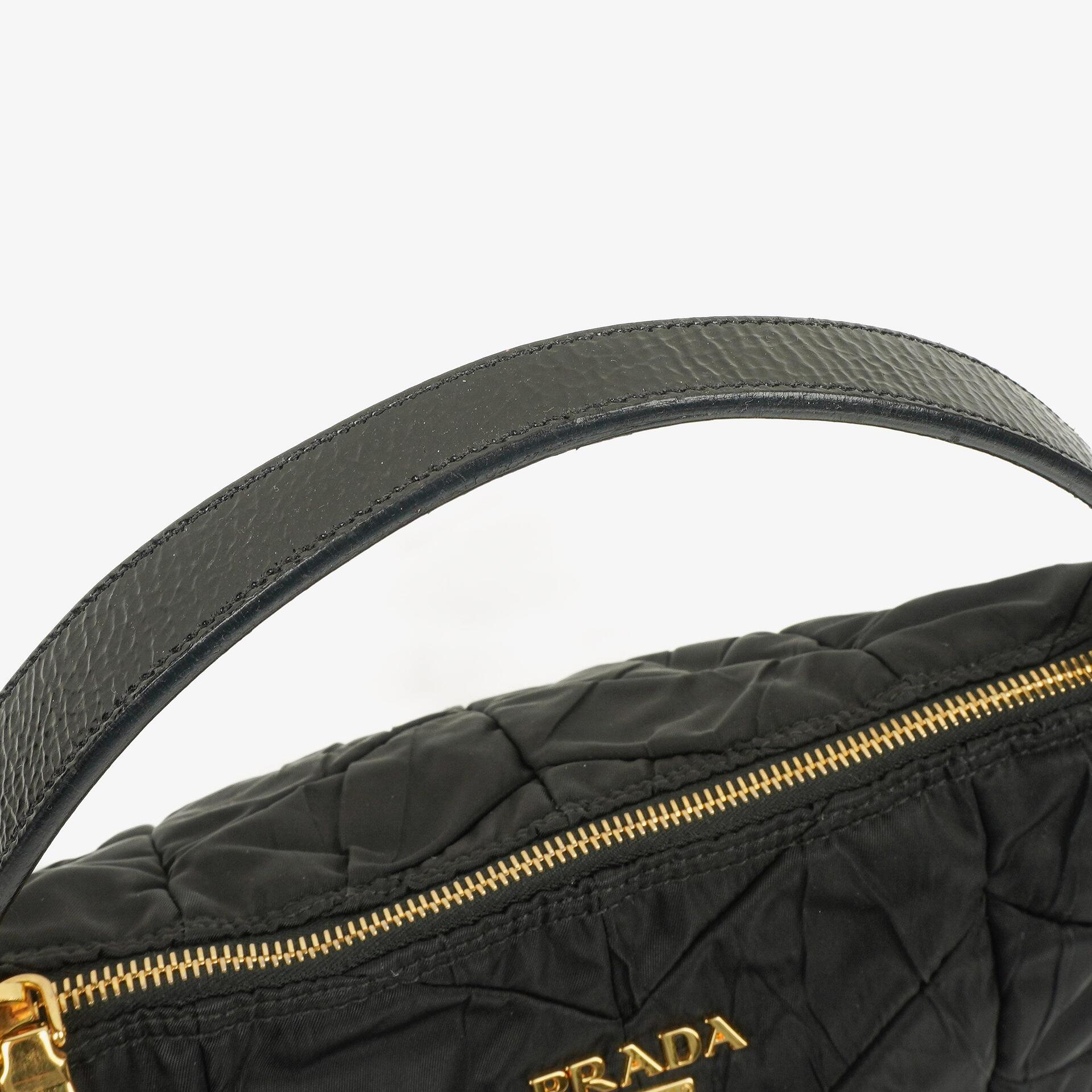 Prada schwarze Chevron-gesteppte Schultertasche aus Tessuto Nylon