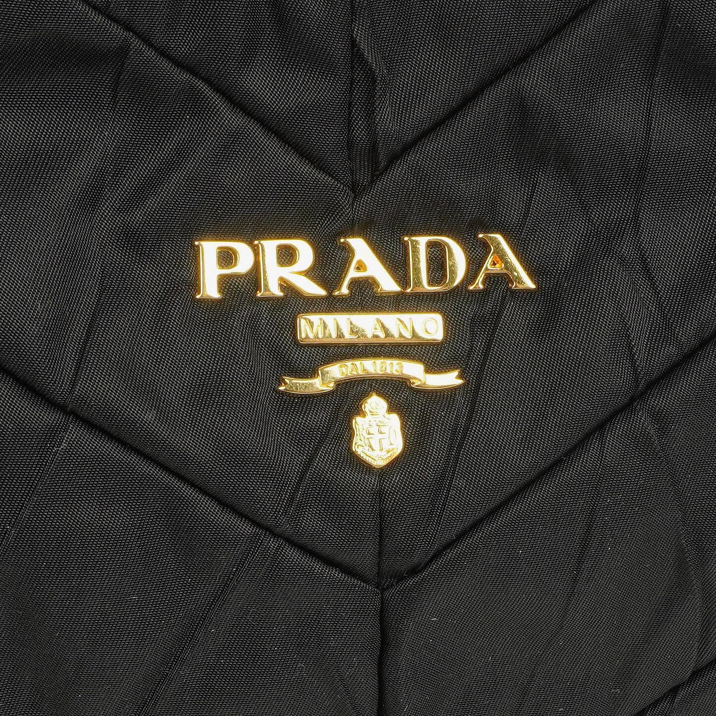 Prada schwarze Chevron-gesteppte Schultertasche aus Tessuto Nylon